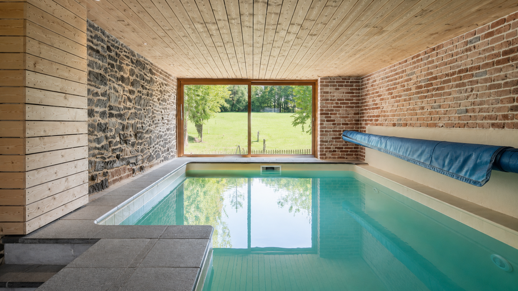 La piscine intérieure de la Villa Hérisson est chauffée à environ 28 °C et accessible toute l’année, quelle que soit la météo.