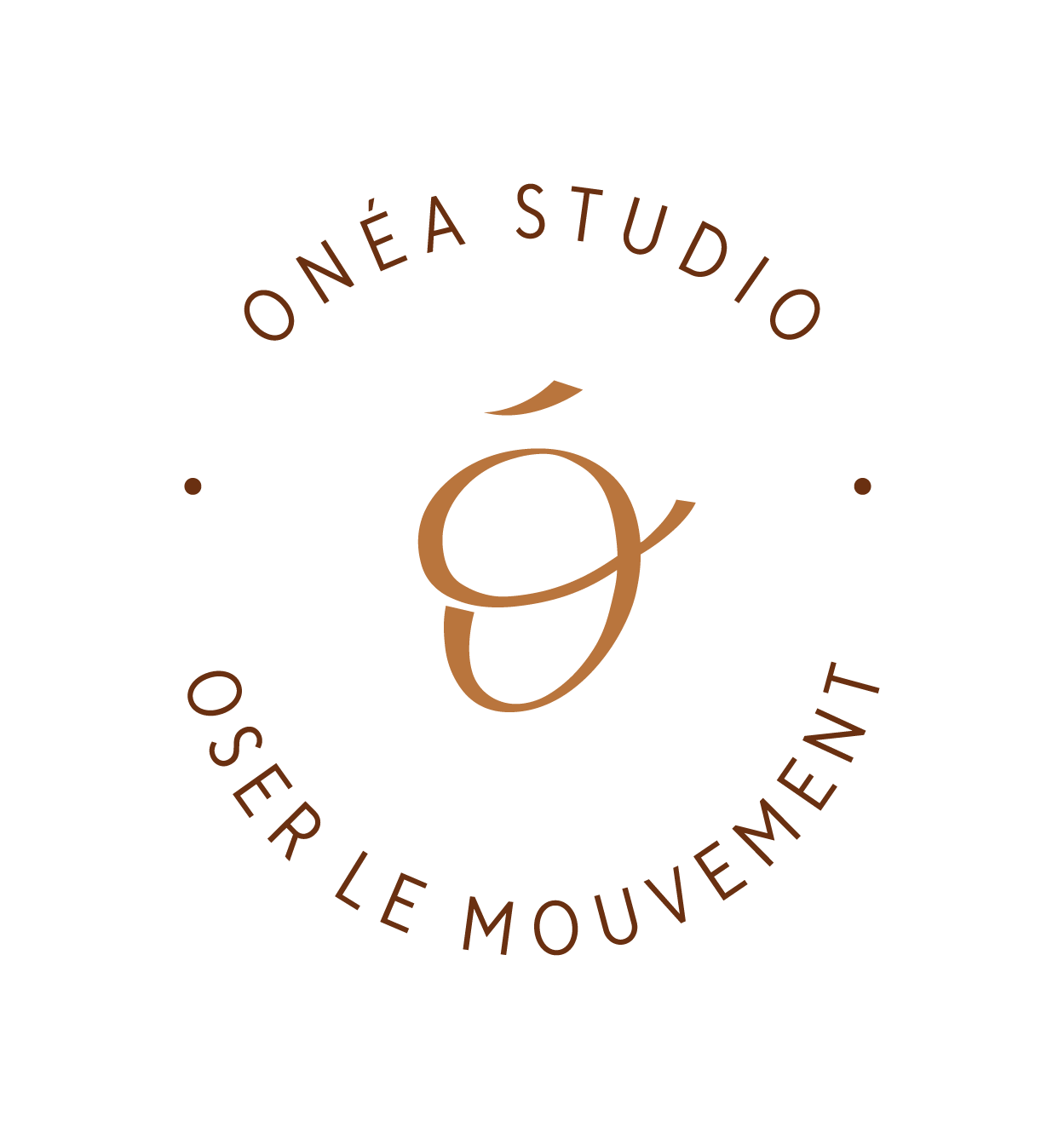 Logo Onéaavec un cercle, texte en arc de cercle autour, inscrit 'ONÉA STUDIO' en haut et 'ÓSER LE MOUVEMENT' en bas, avec une lettre stylisée 'g' au centre, en couleur marron foncé.