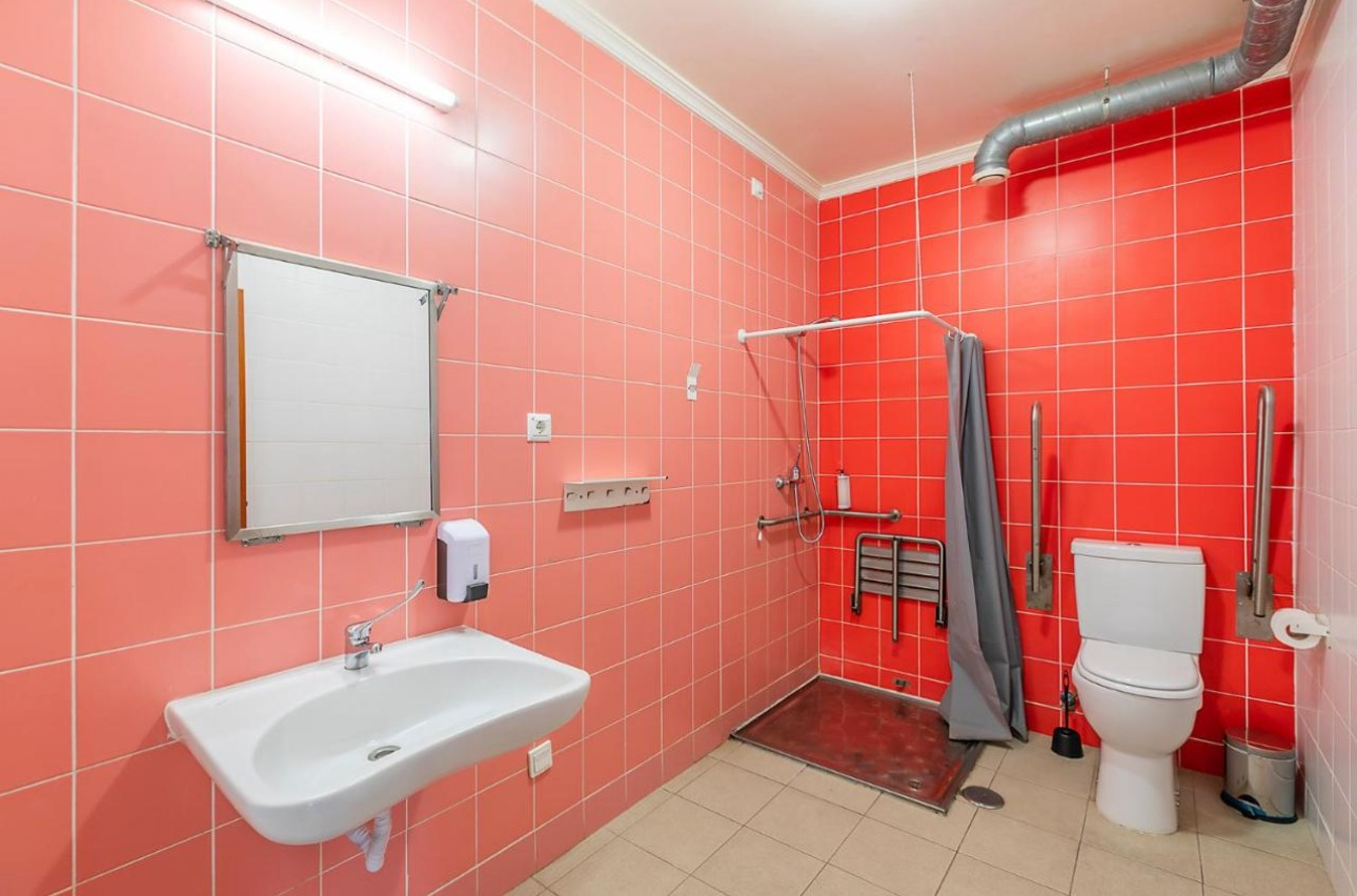 HI-Portimao-bathroom.png