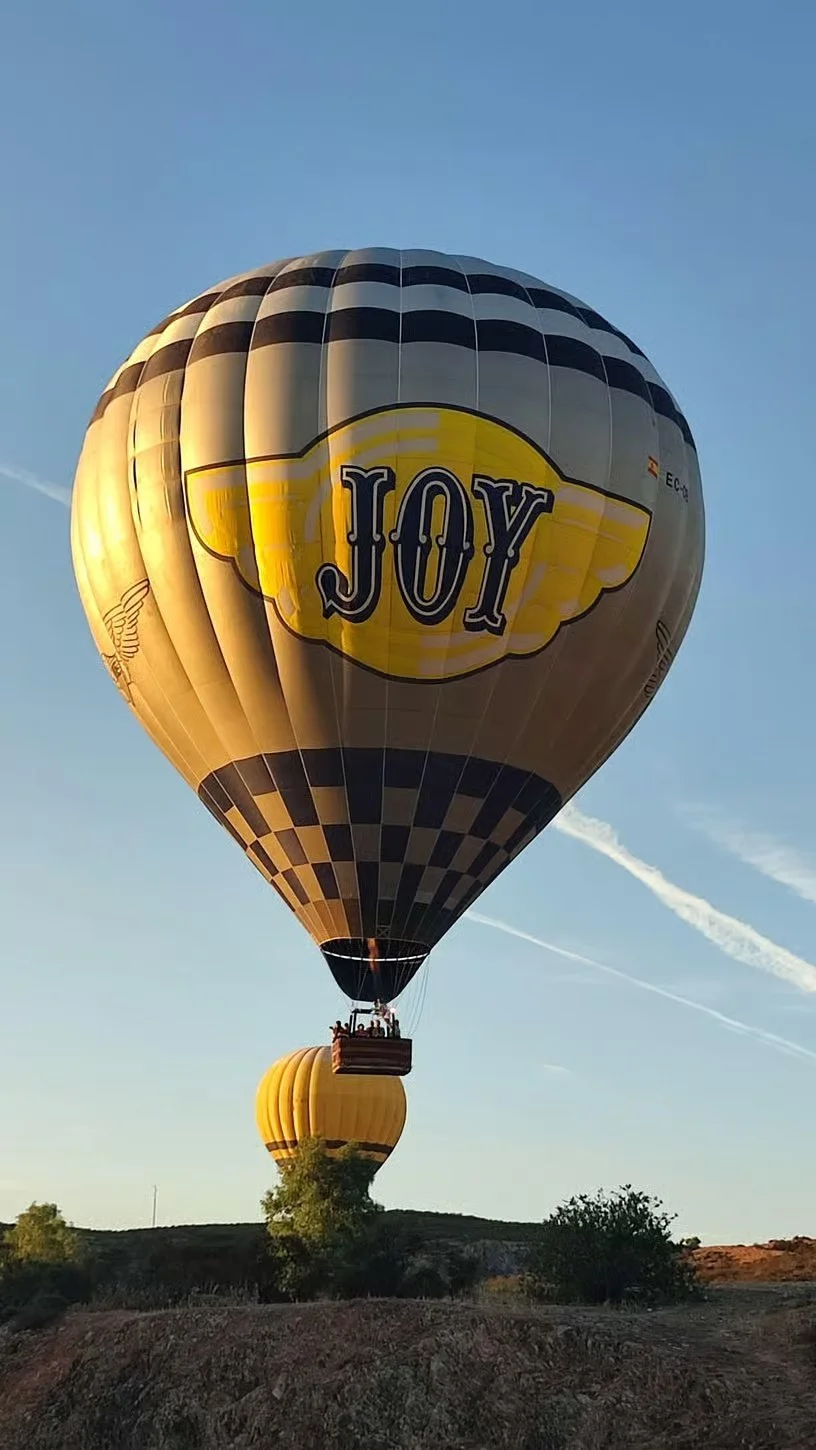 Globo aerostático sobre el paisaje natural de Guadix, una experiencia cercana a Cuevas de Kabila en Benalúa de Guadix.