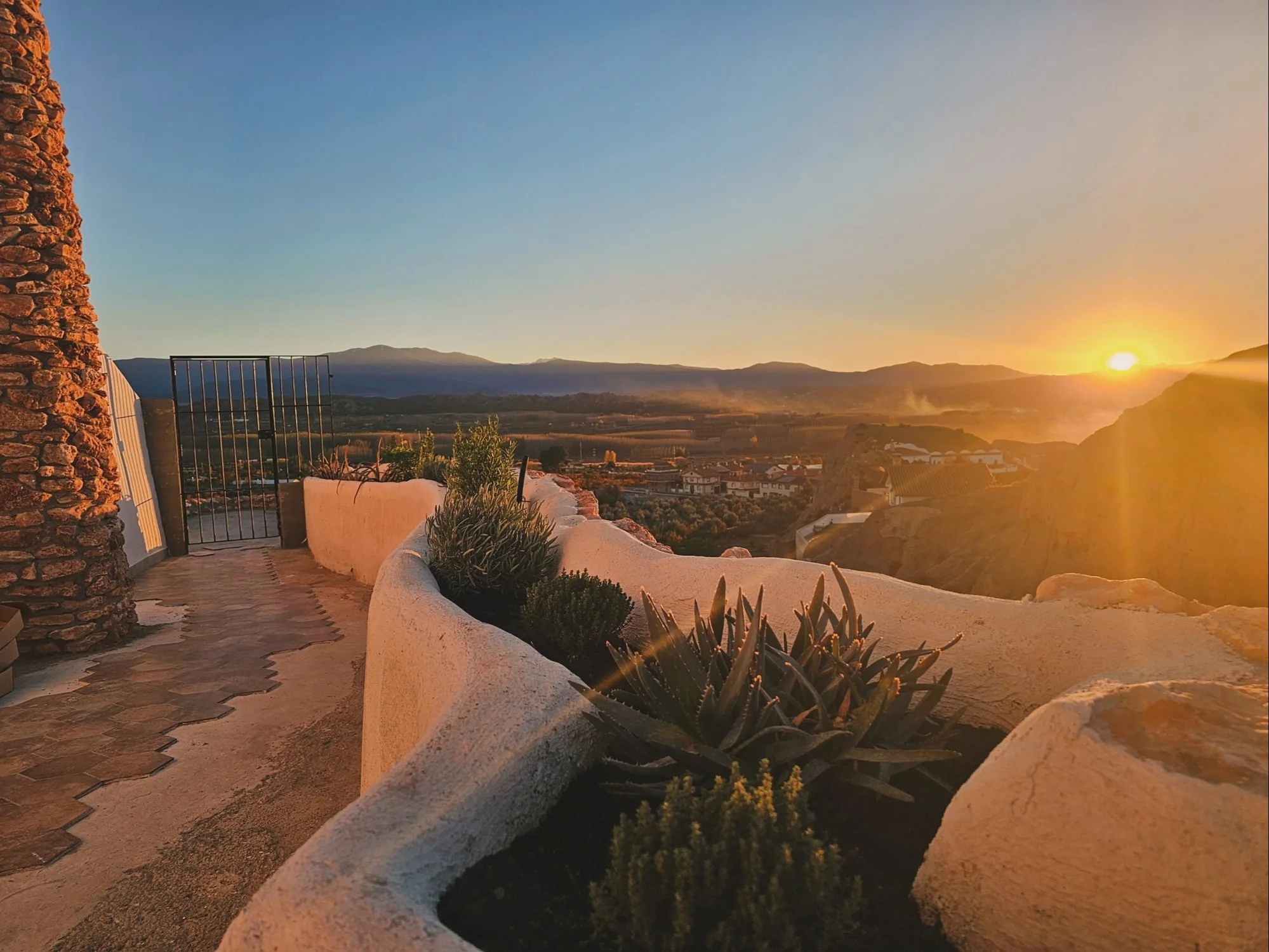 Atardecer desde la terraza de Cuevas de Kabila, cuevas privadas con vistas al paisaje de Benalúa de Guadix.
