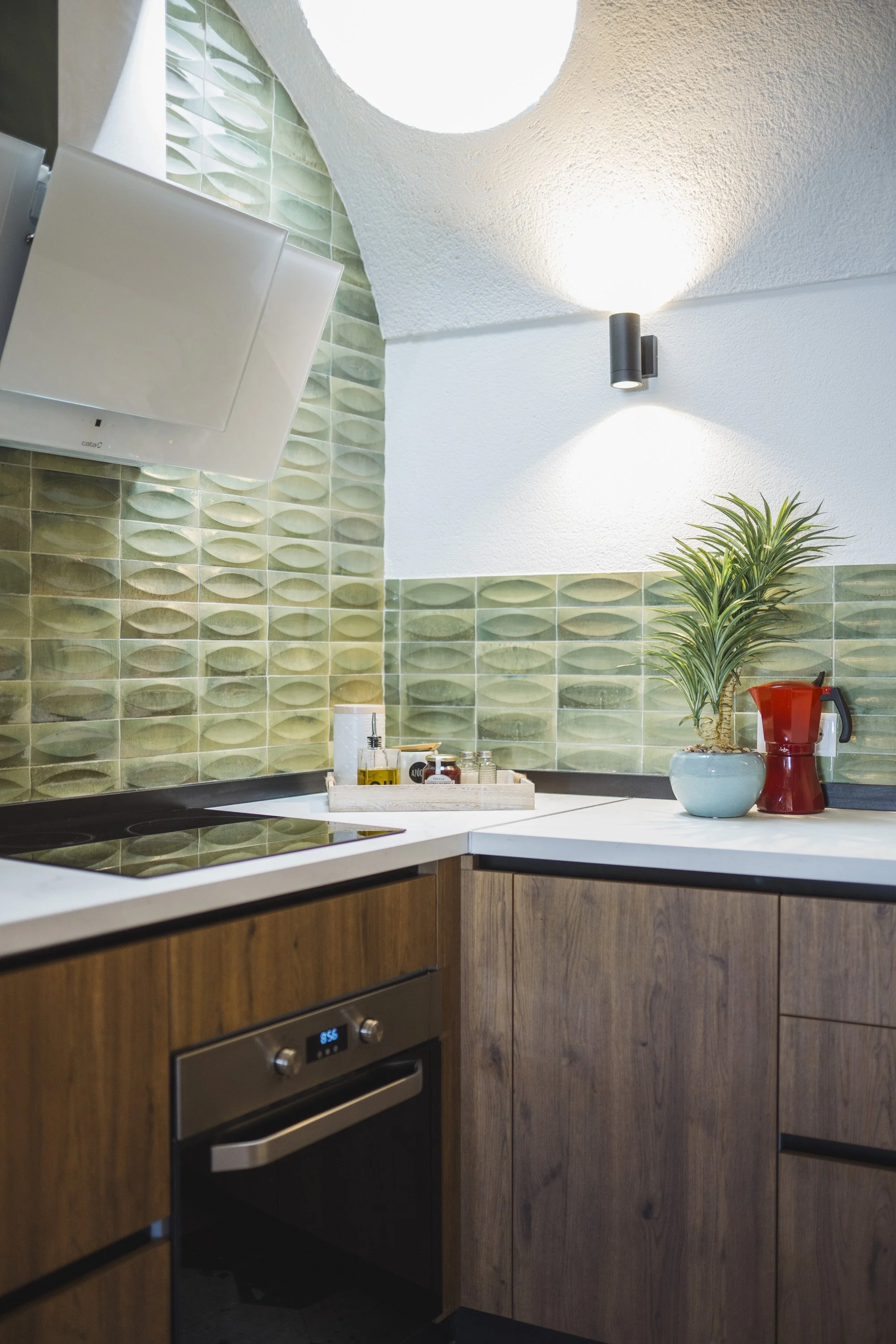 Detalle de cocina en Cuevas de Kabila, alojamiento cueva con diseño funcional, decoración cuidada y estilo natural.