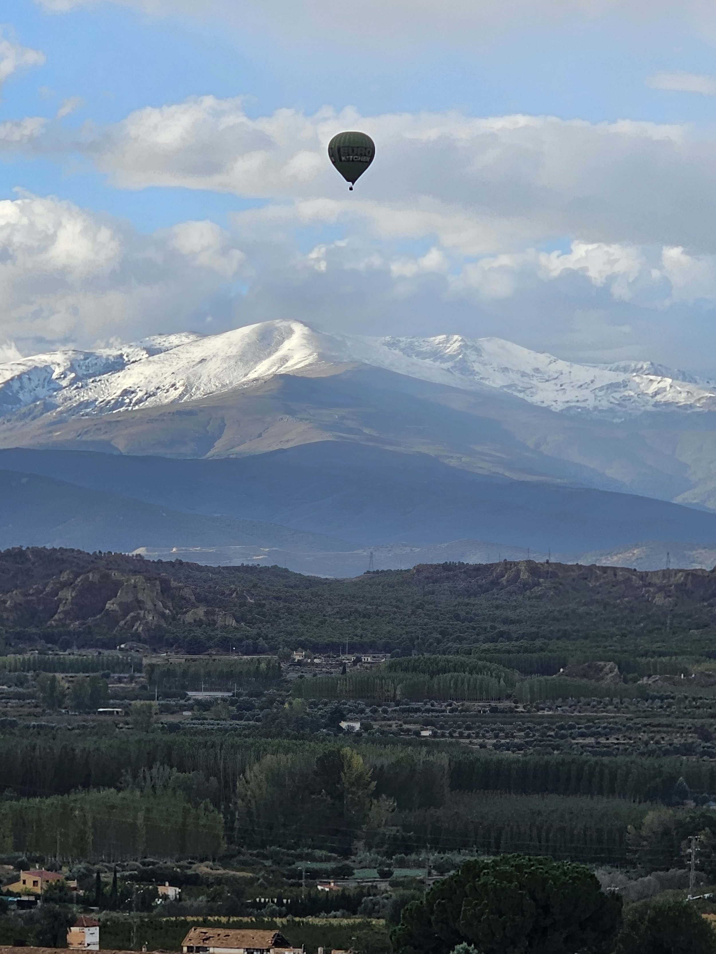 Vistas a Sierra Nevada y al paisaje natural cerca de Cuevas de Kabila, alojamientos cueva en Benalúa de Guadix.