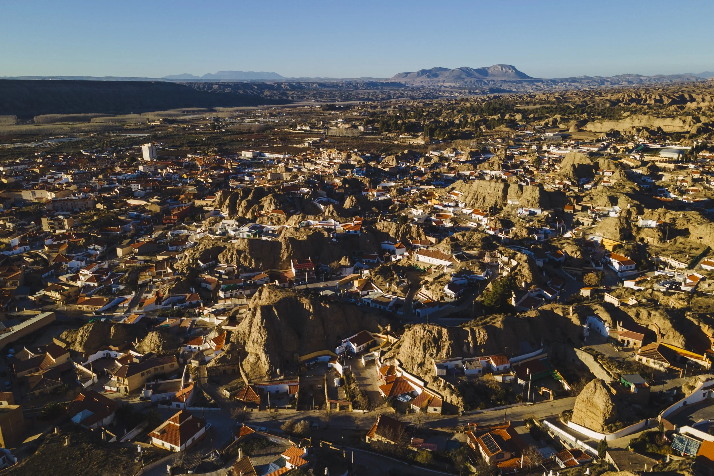 Vista panorámica del paisaje de Benalúa de Guadix y el entorno natural que rodea Cuevas de Kabila.