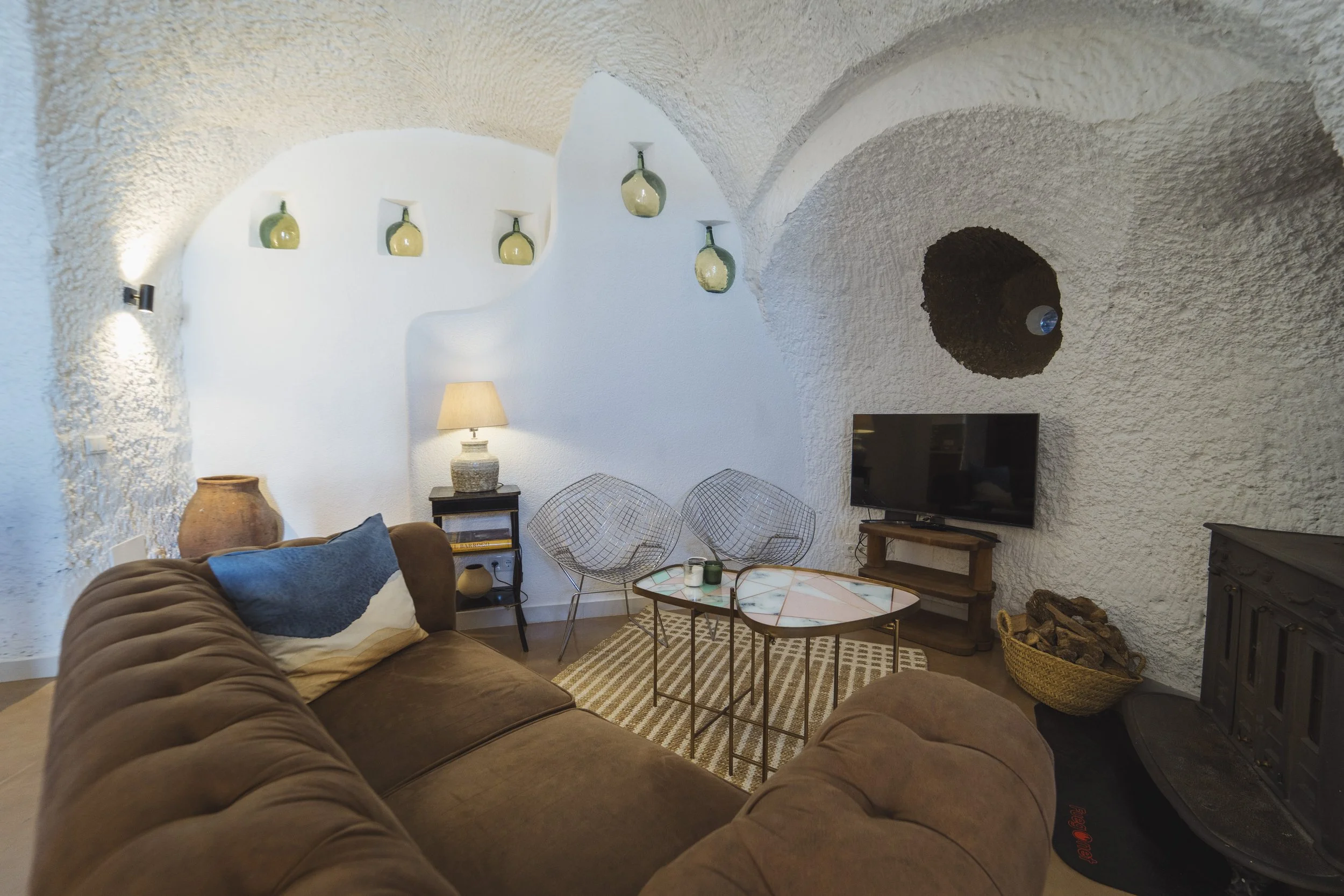 Salón interior de una cueva privada en Cuevas de Kabila, con decoración cuidada, paredes excavadas y ambiente acogedor.