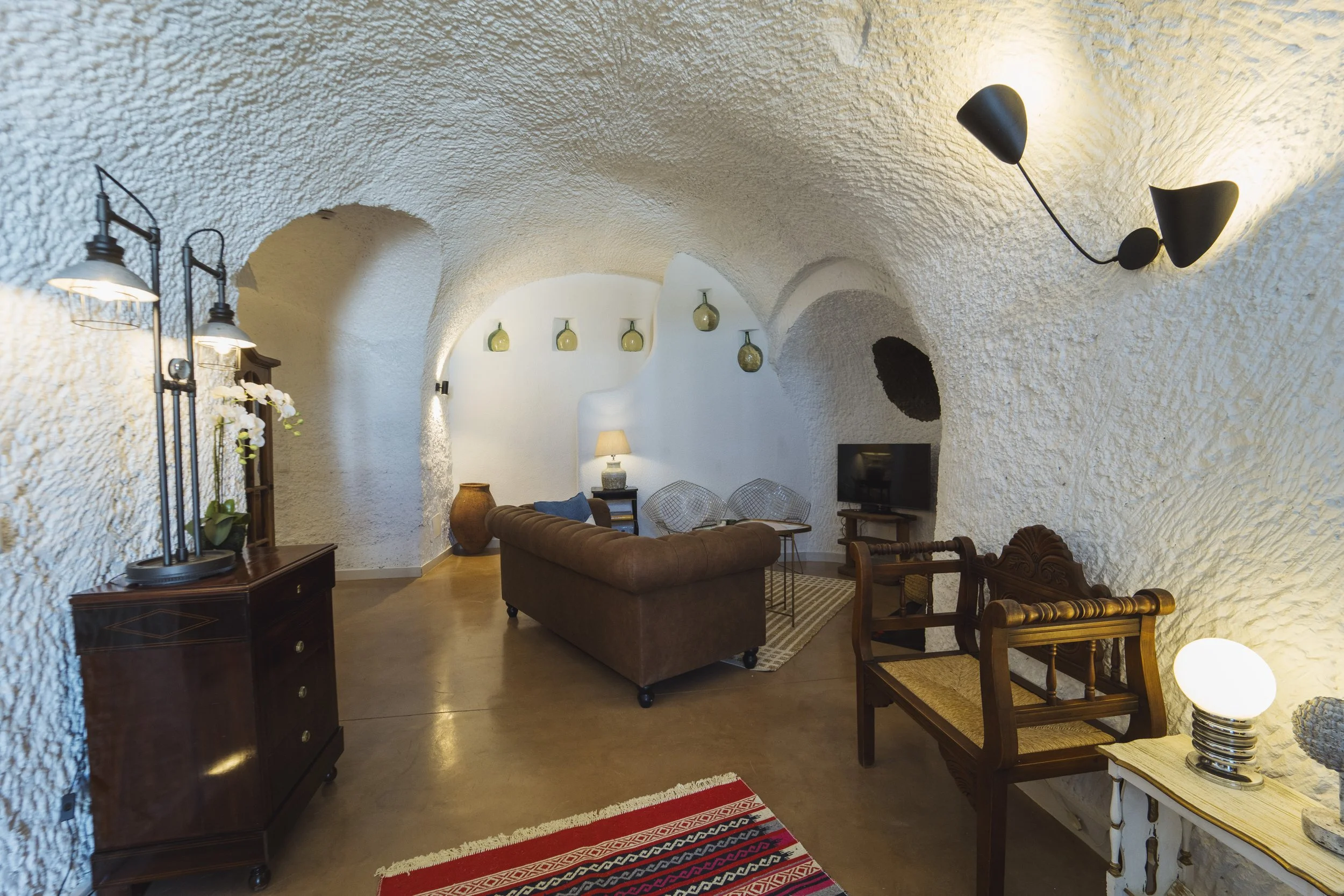 Salón de Cuevas de Kabila, alojamiento cueva con espacios amplios, paredes naturales y ambiente acogedor.
