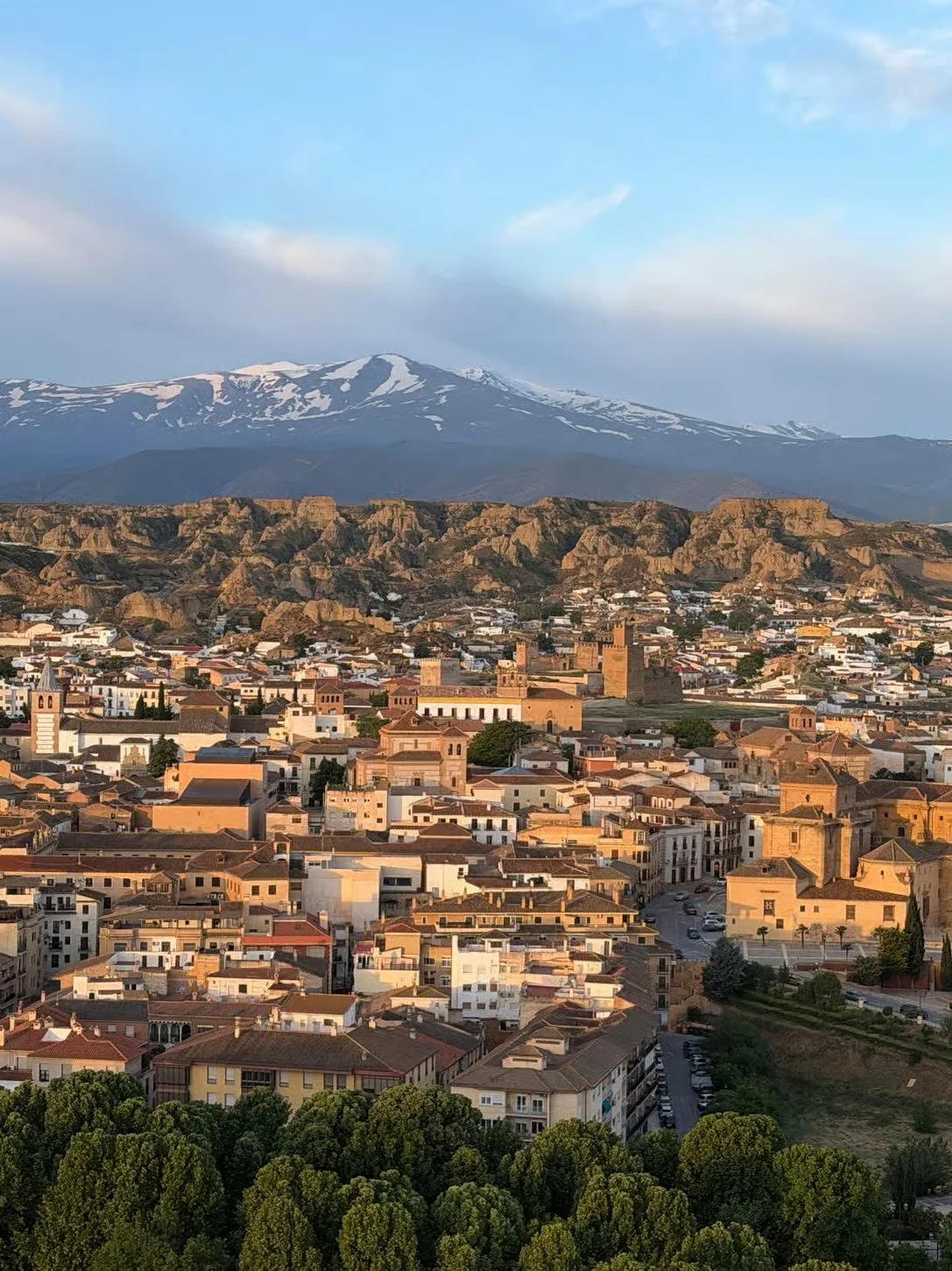Vista panorámica de Guadix y Sierra Nevada desde el entorno de Cuevas de Kabila en Benalúa de Guadix.