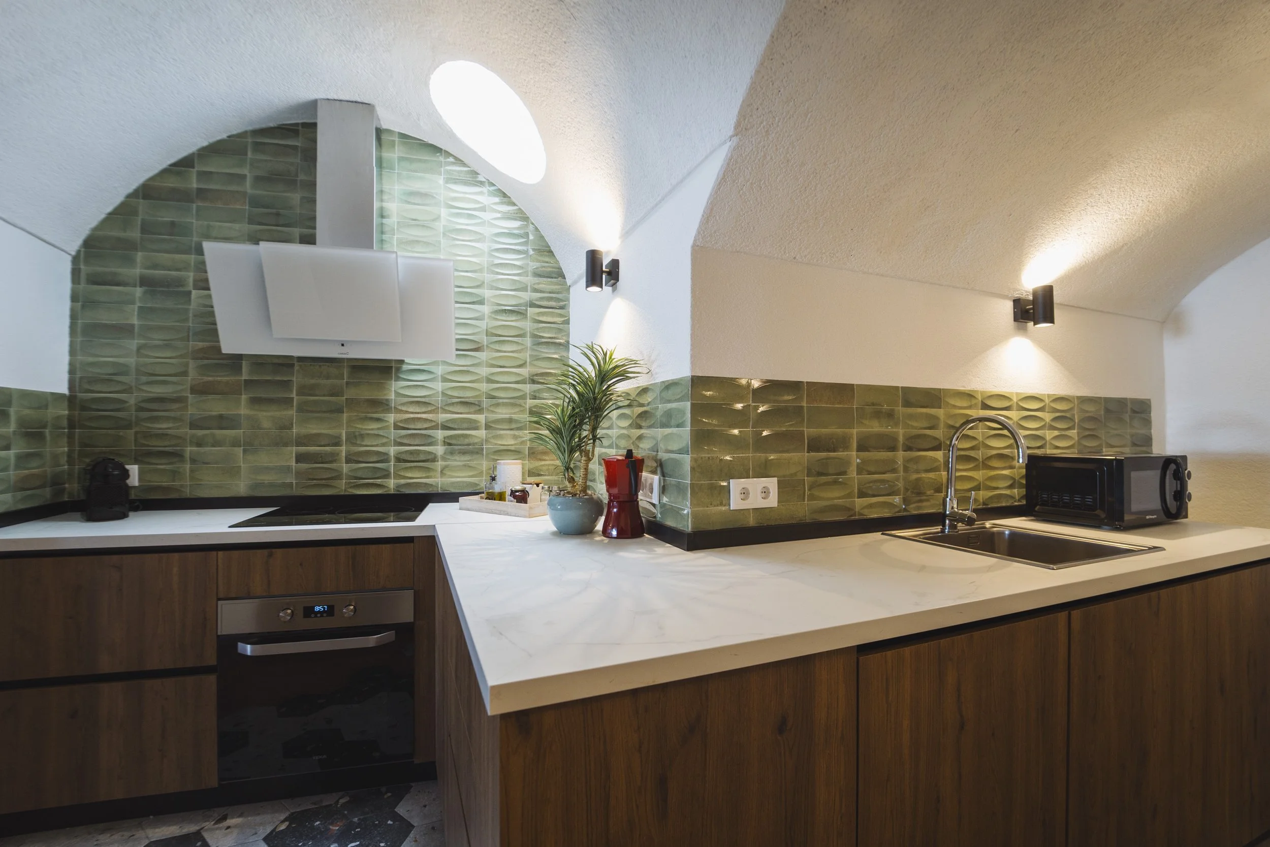 Cocina equipada en una cueva privada de Cuevas de Kabila, alojamiento con todas las comodidades en Benalúa de Guadix.
