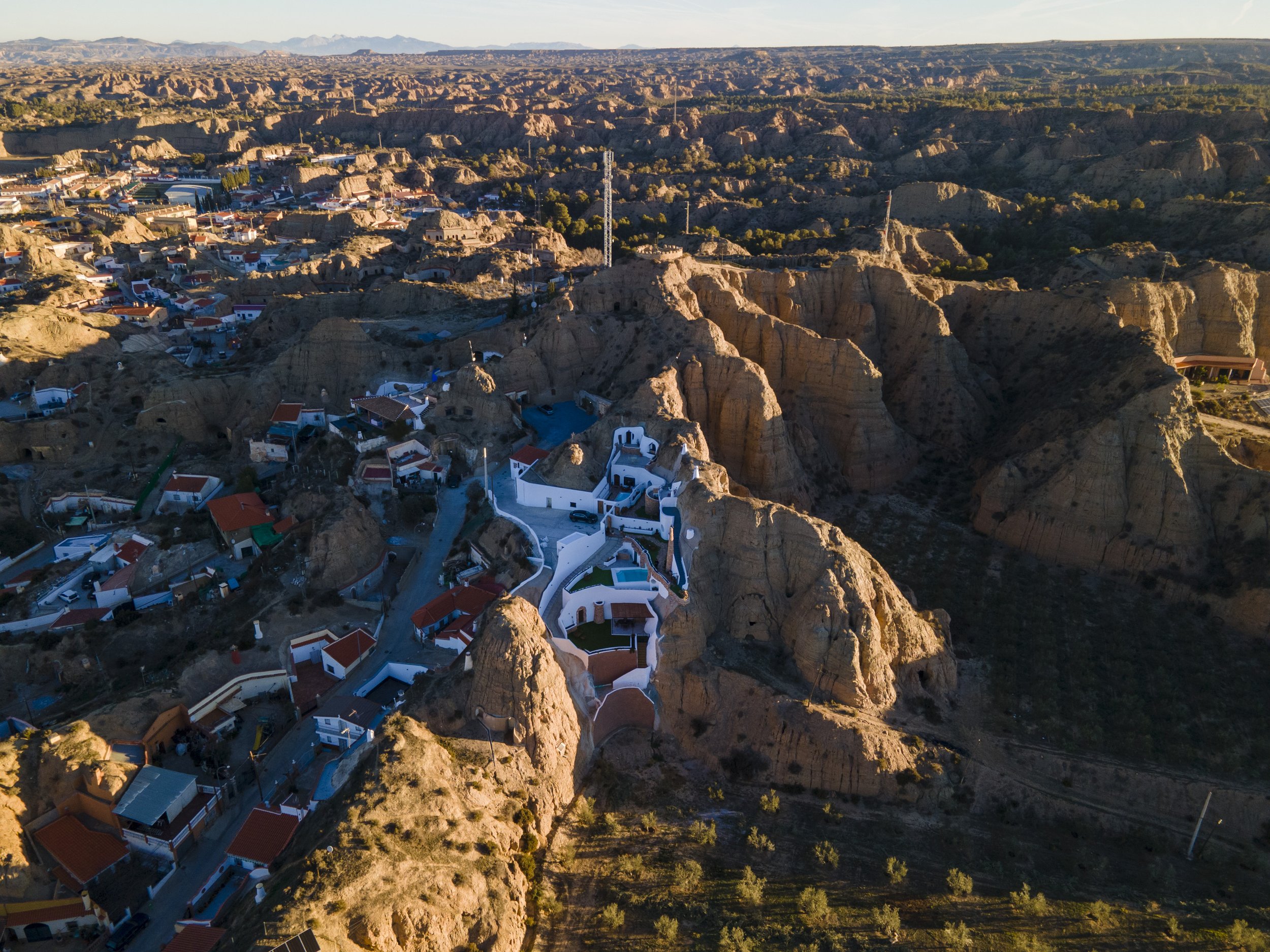 Vista aérea del entorno natural de Benalúa de Guadix, paisaje que rodea los alojamientos cueva de Cuevas de Kabila.