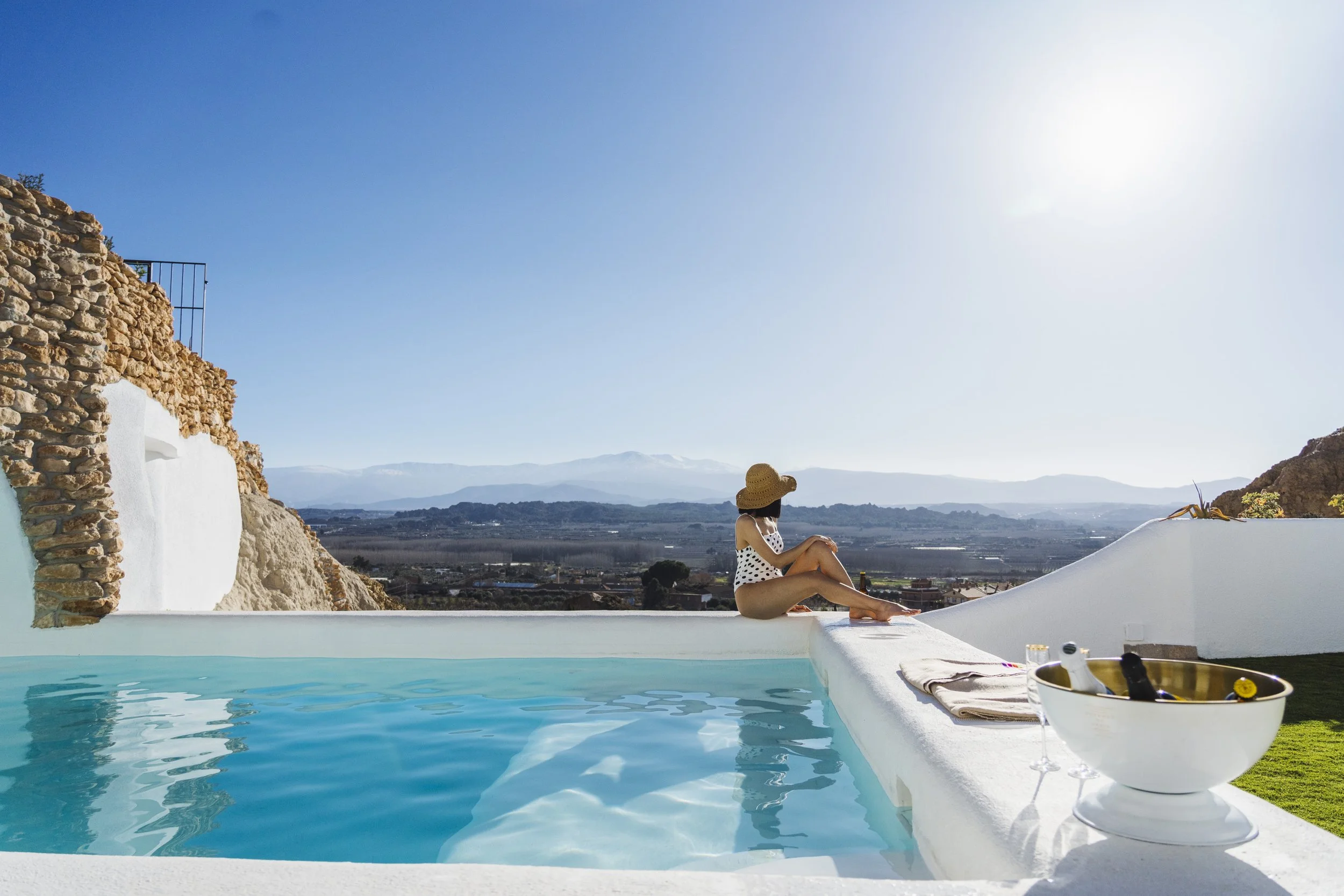 Piscina privada con vistas al paisaje natural en Cuevas de Kabila, alojamiento cueva en Benalúa de Guadix.