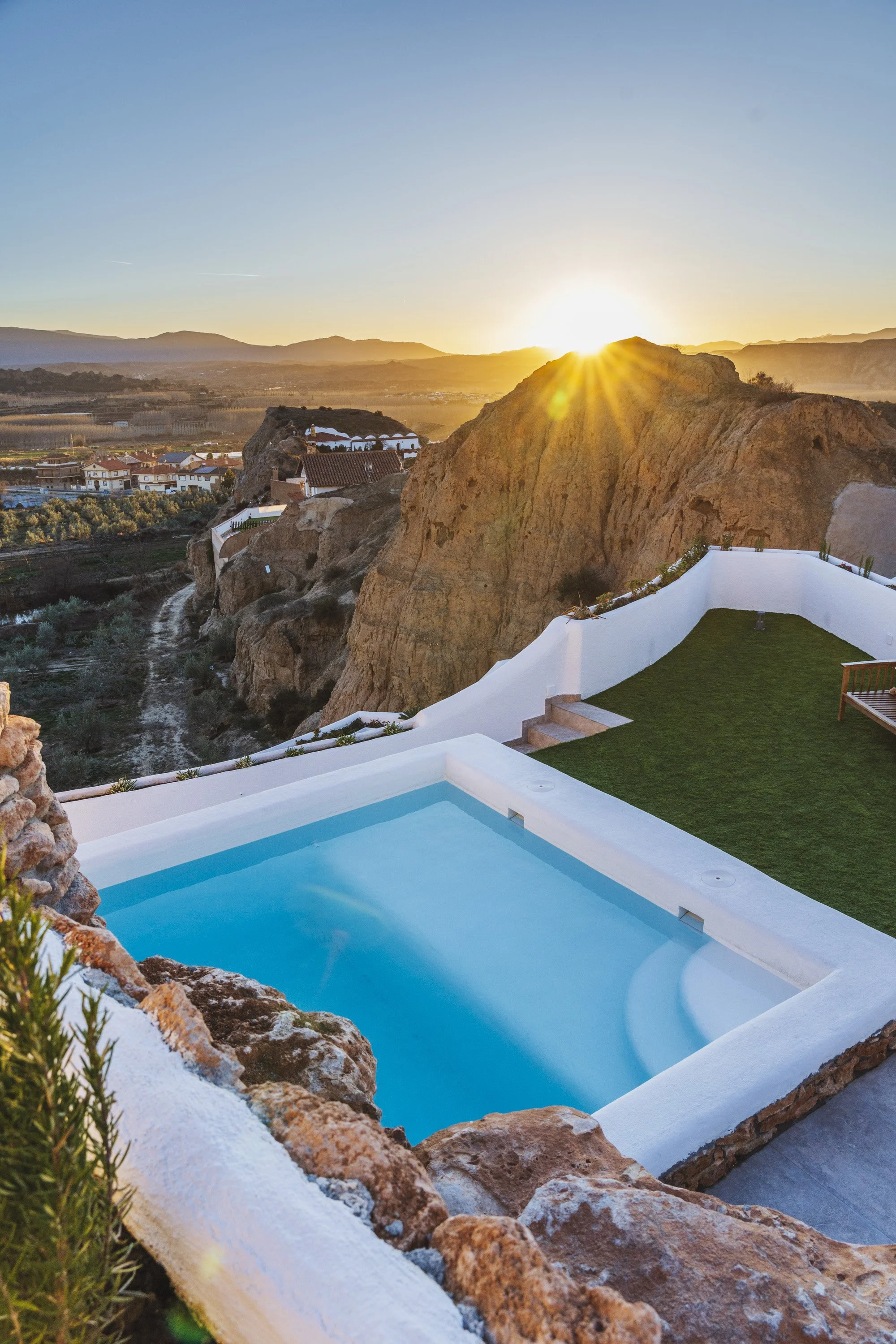 Piscina privada al atardecer en Cuevas de Kabila, alojamiento cueva con vistas en Benalúa de Guadix.