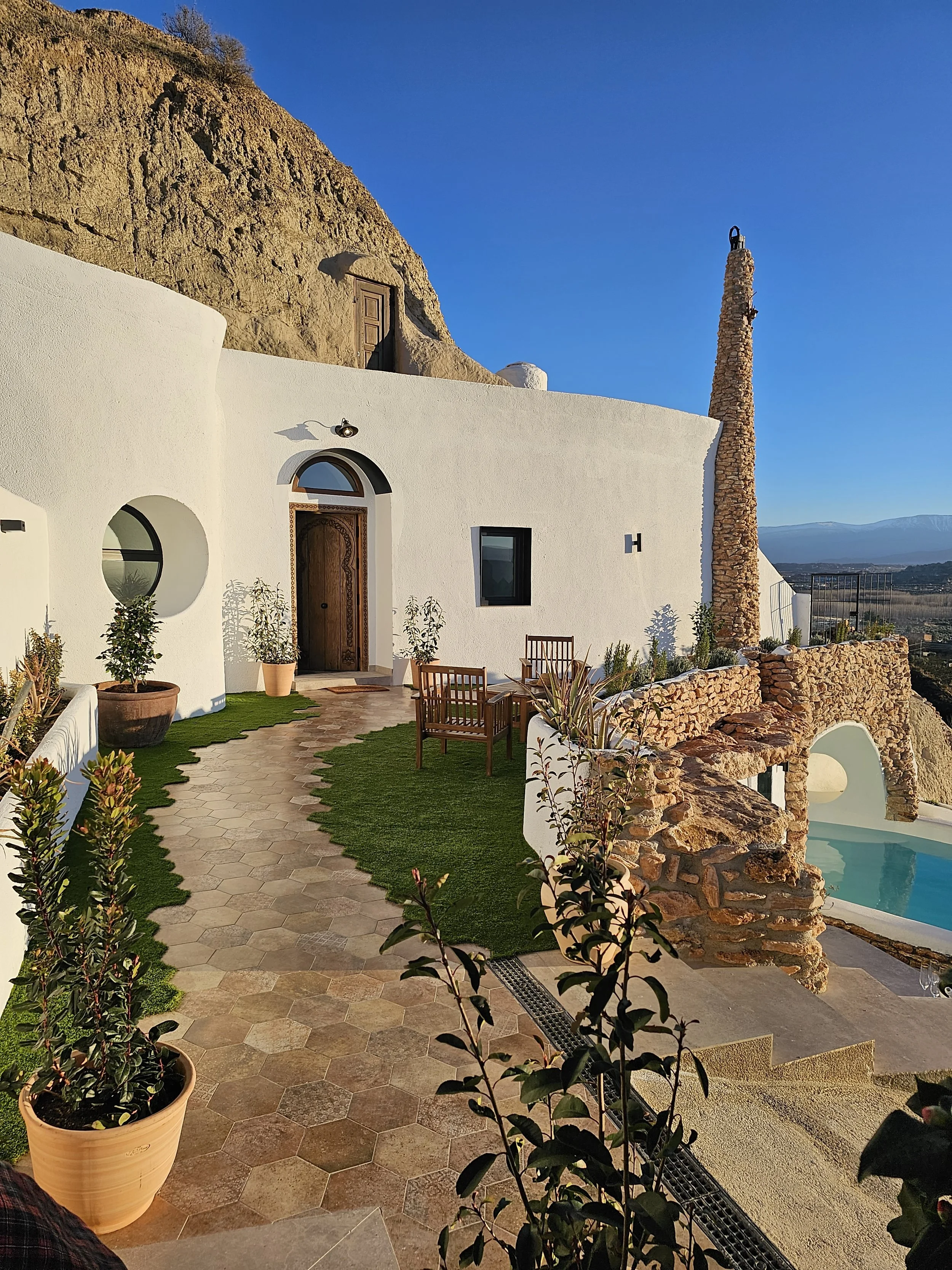 Exterior de una cueva privada en Cuevas de Kabila con terraza, jardín y piscina en Benalúa de Guadix.