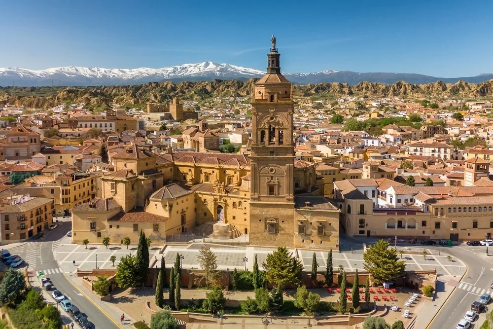 Patrimonio y paisaje urbano cerca de Cuevas de Kabila, alojamiento cueva en el entorno de Guadix y Benalúa de Guadix.