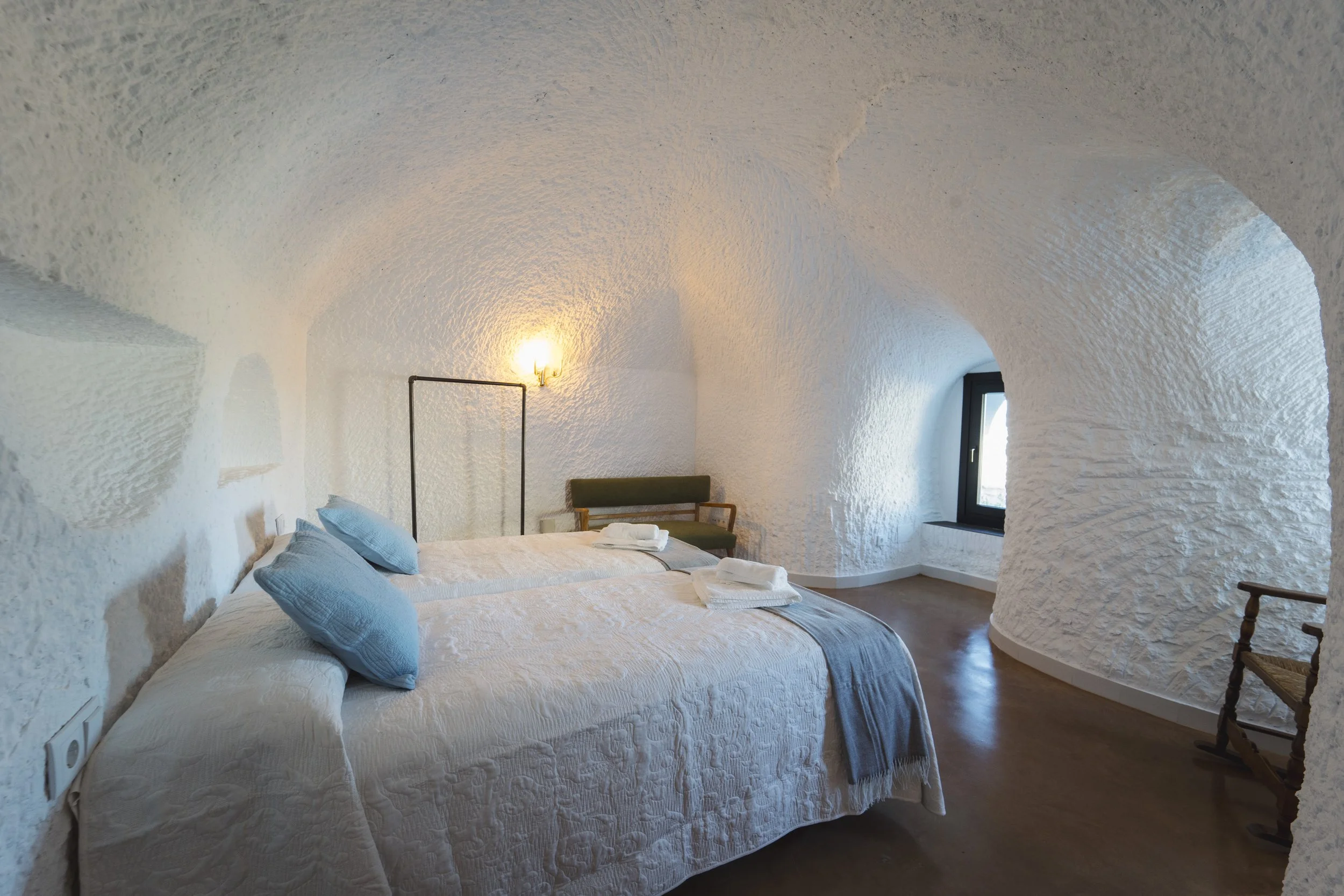 Dormitorio interior en Cuevas de Kabila, alojamiento cueva con paredes naturales, ambiente tranquilo y diseño acogedor.