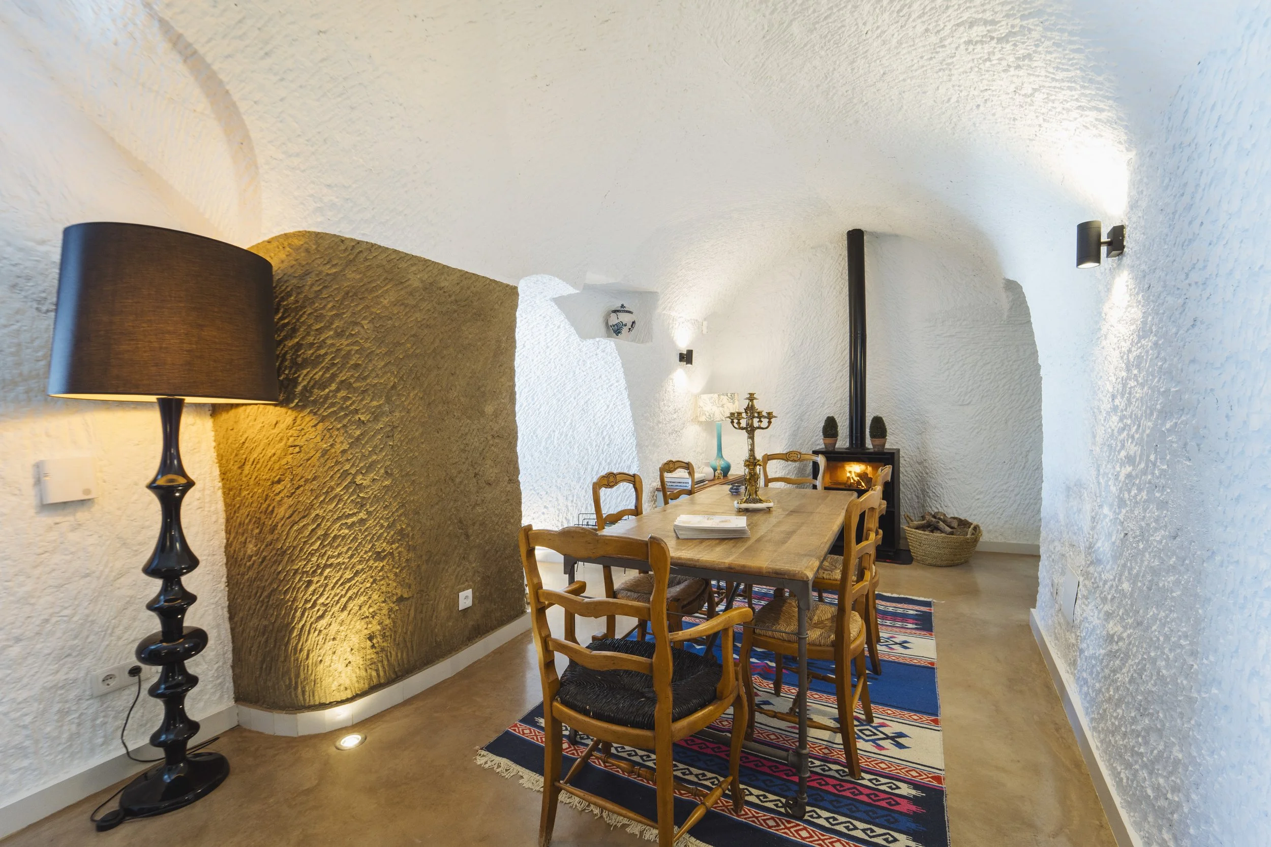Comedor de una cueva privada en Cuevas de Kabila, con arquitectura excavada en la montaña y decoración tradicional.