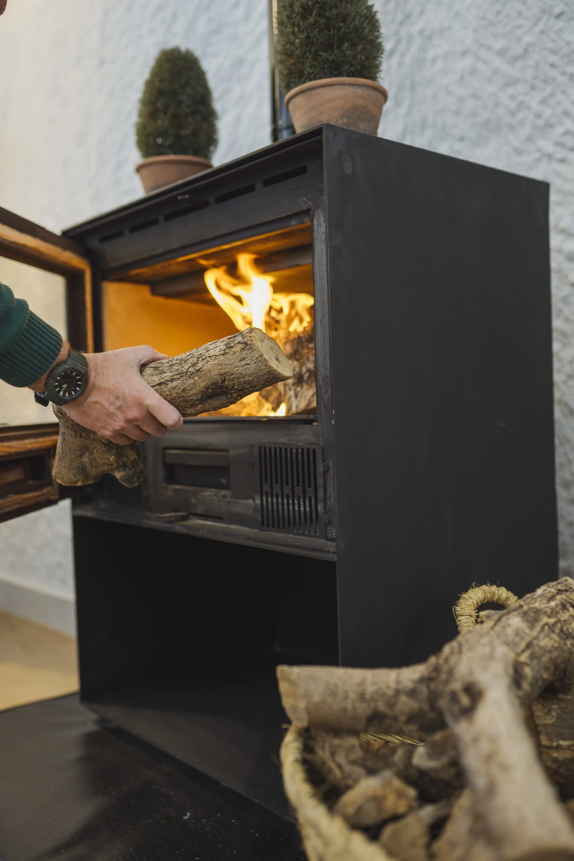 Chimenea encendida en el interior de Cuevas de Kabila, alojamiento cueva con ambiente cálido y detalles tradicionales.