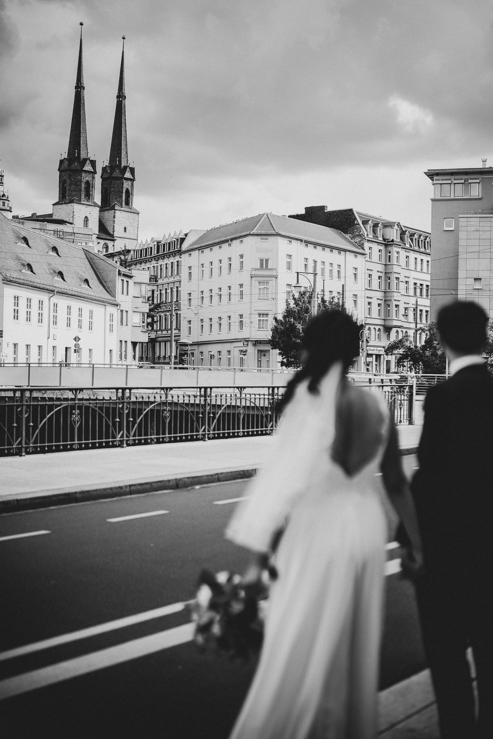 Brautpaar in Halle Marktkirche im Hintergrund