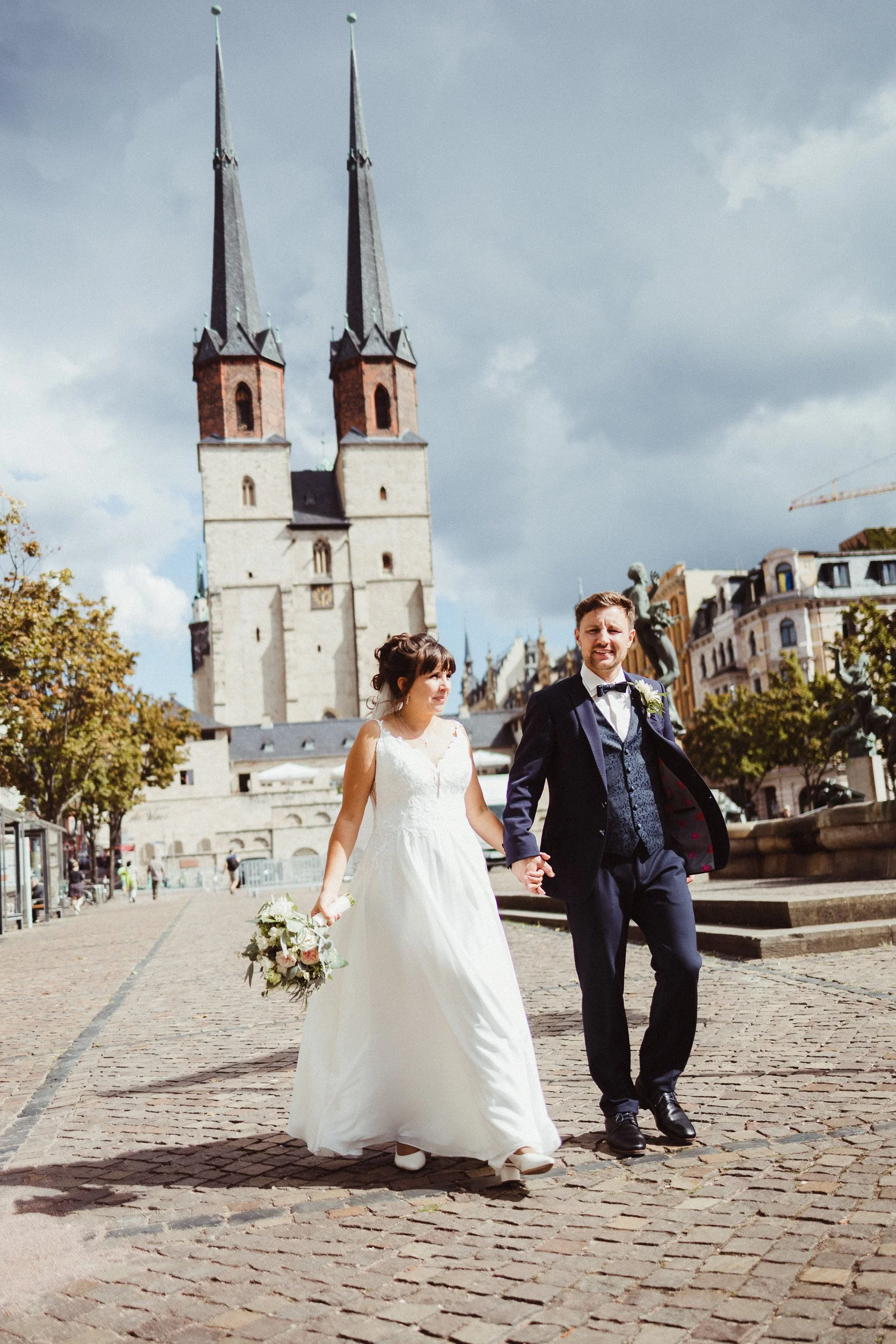 Brautpaar auf dem Hallmarkt in Halle Saale