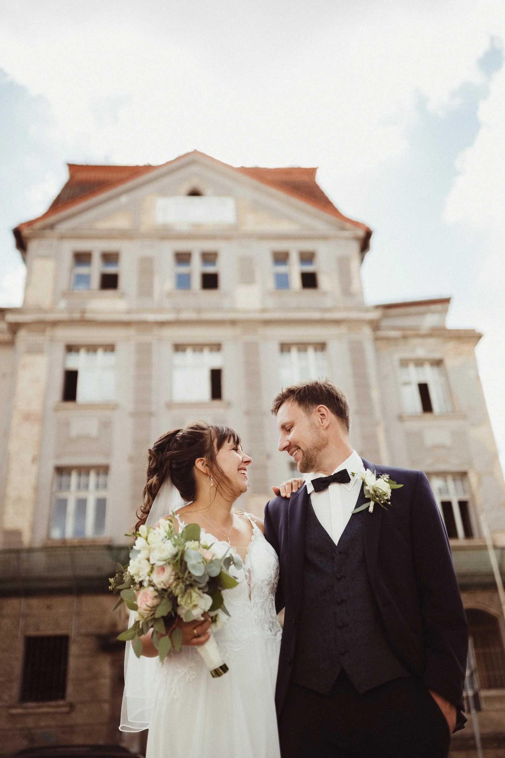 Brautpaar vor einem Haus in Halle