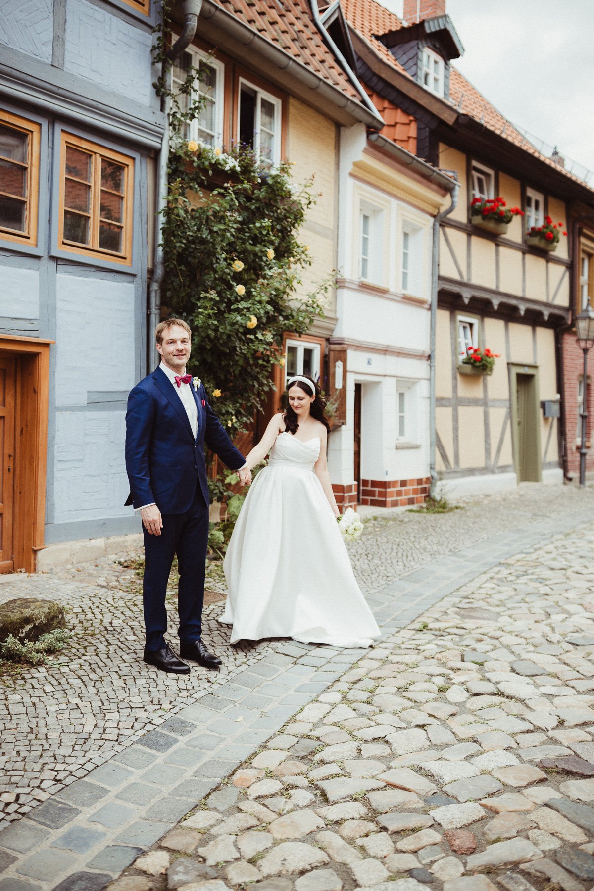 Brautpaar läuft durch die engen Gassen der Stadt Quedlinburg