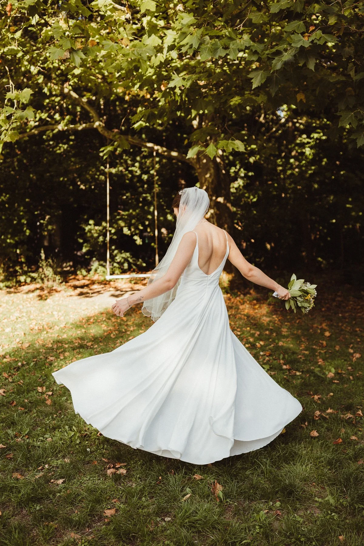 Braut dreht sich, Kleid schwingt