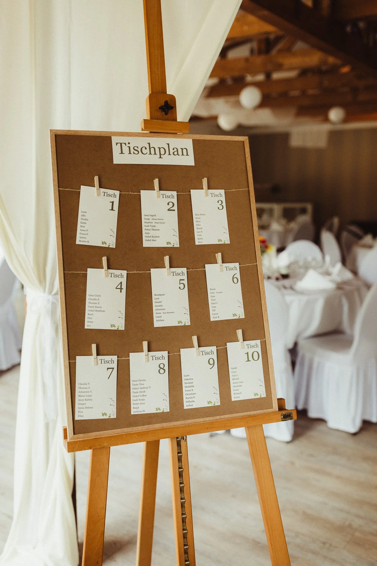 Sitzplan für die Gäste einer Hochzeit