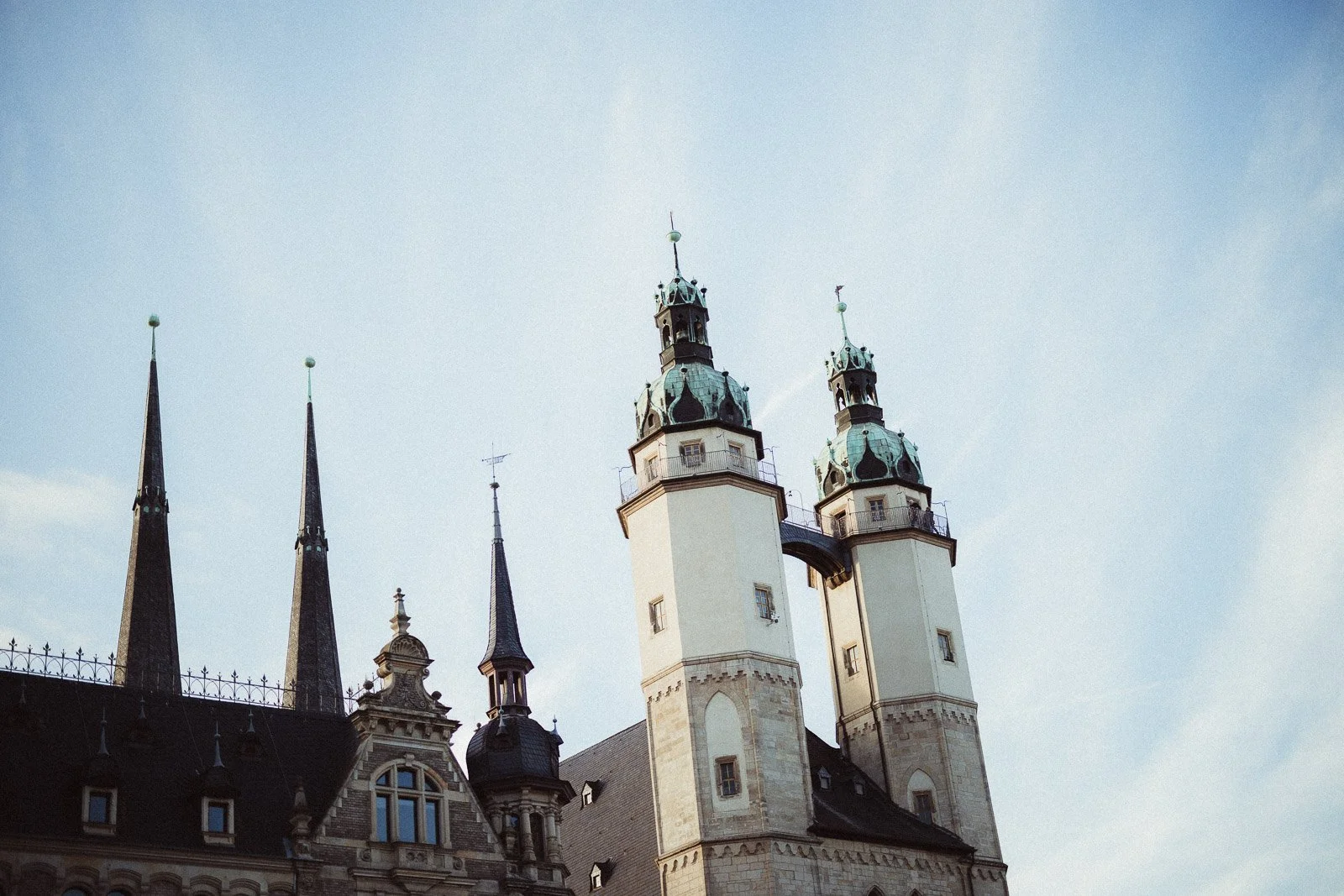 Hausmanntürme in Halle im Winter mit blauem Himmel