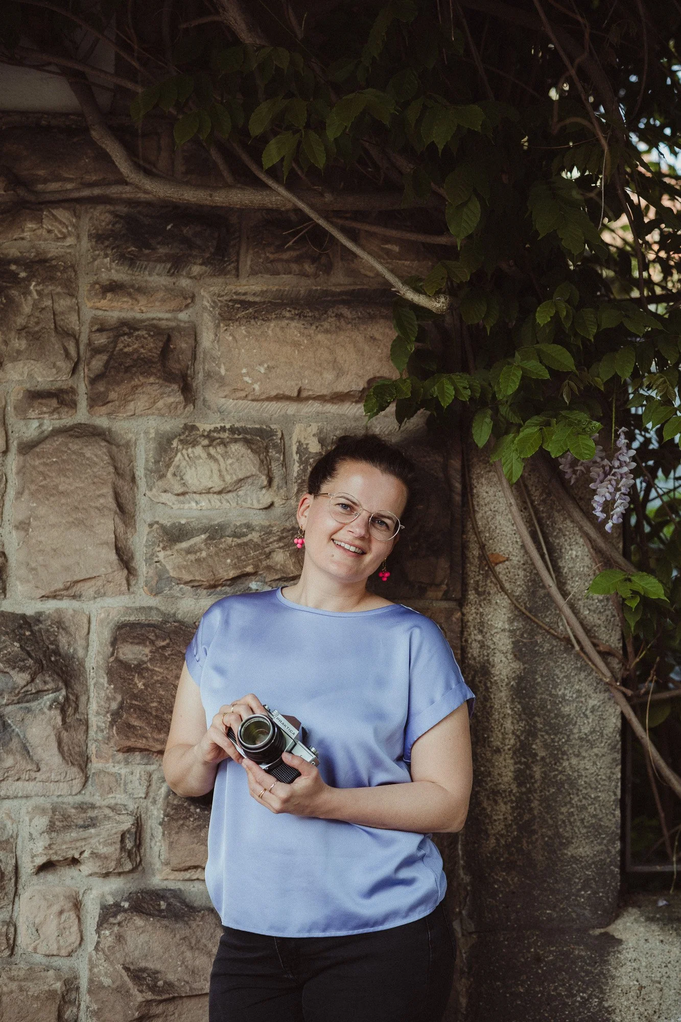 Fotografin Eva vor einer alen Mauer