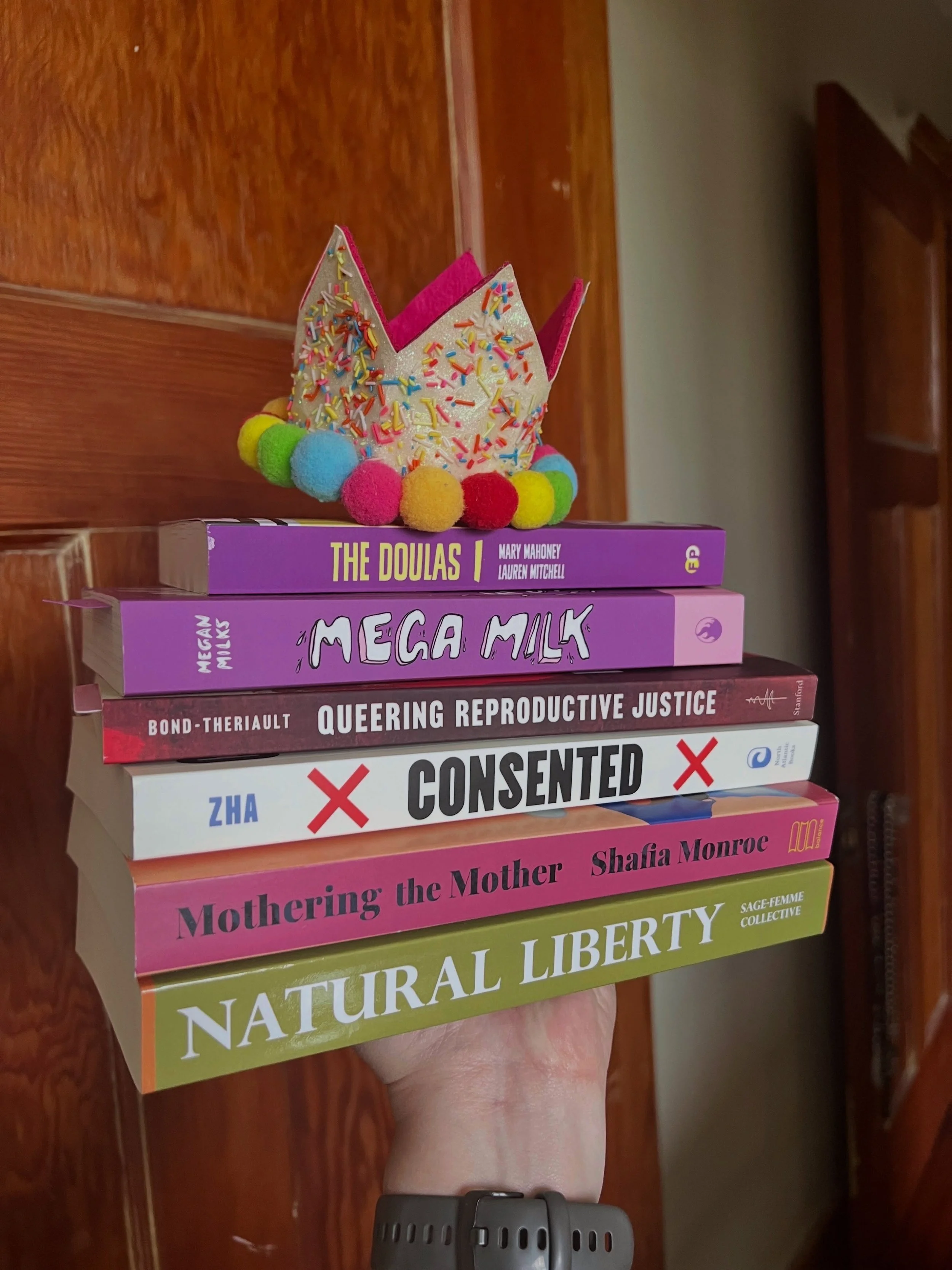 I could&rsquo;ve spent all day at @charisbooksandmore but limiting myself to an arm&rsquo;s worth of books felt more reasonable😅 Indie feminist bookstores are few and far in between, and visiting one is always a treat! 

The TBR pile:
The Doulas by 