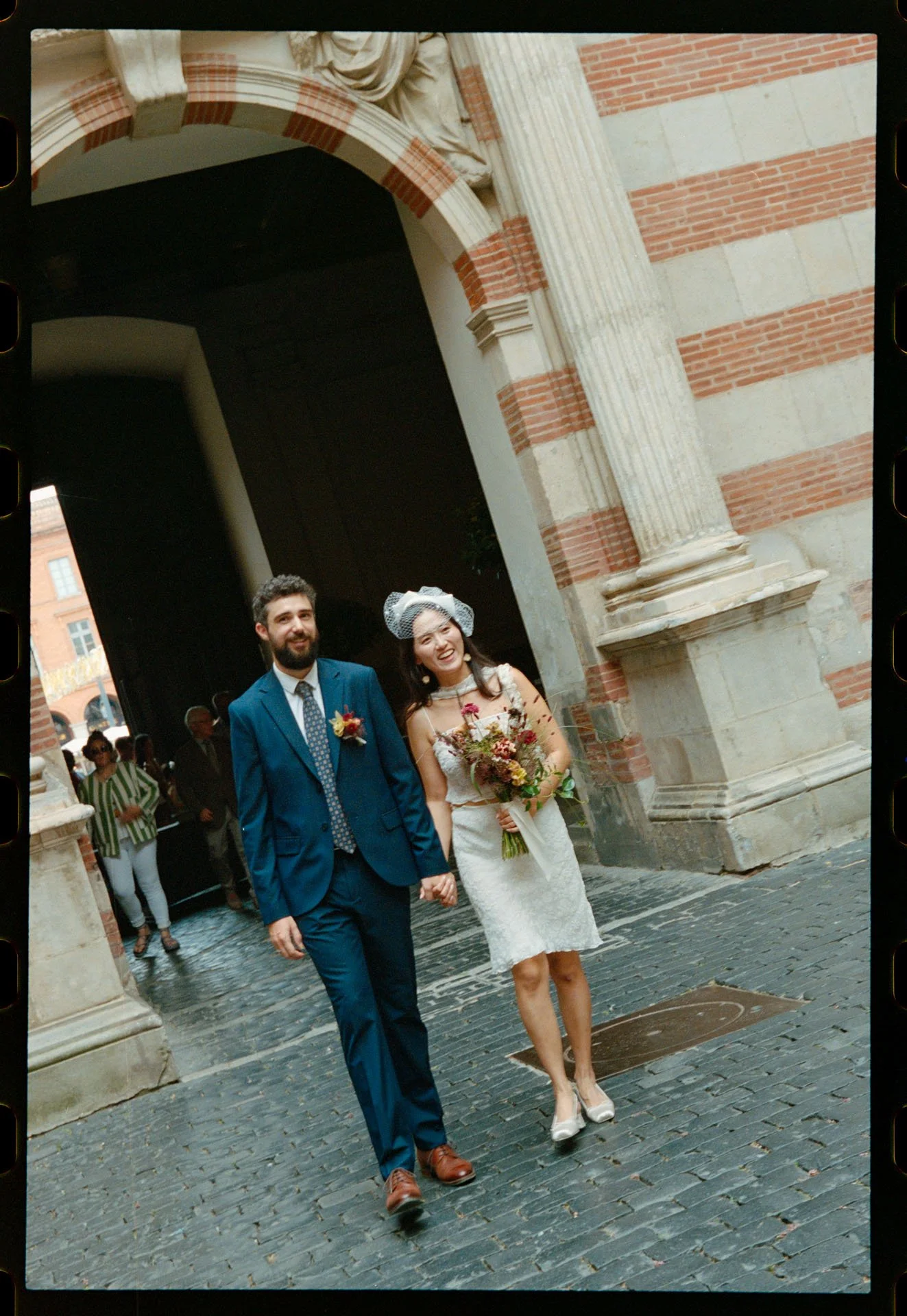Entrée des mariés, mairie du capitole - Julie & Sasha 