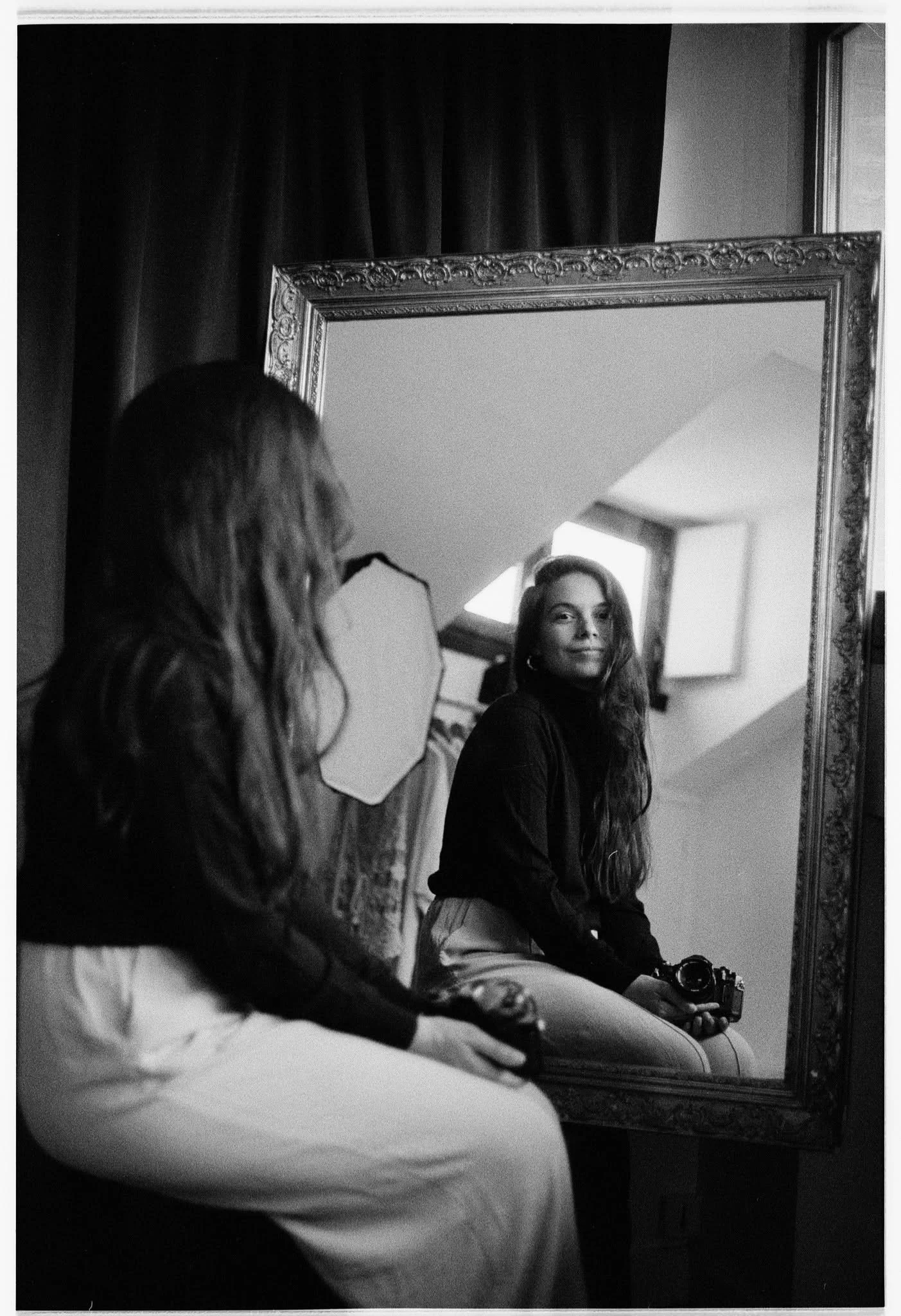Portrait de Julie De Sousa artiste et photographe argentique