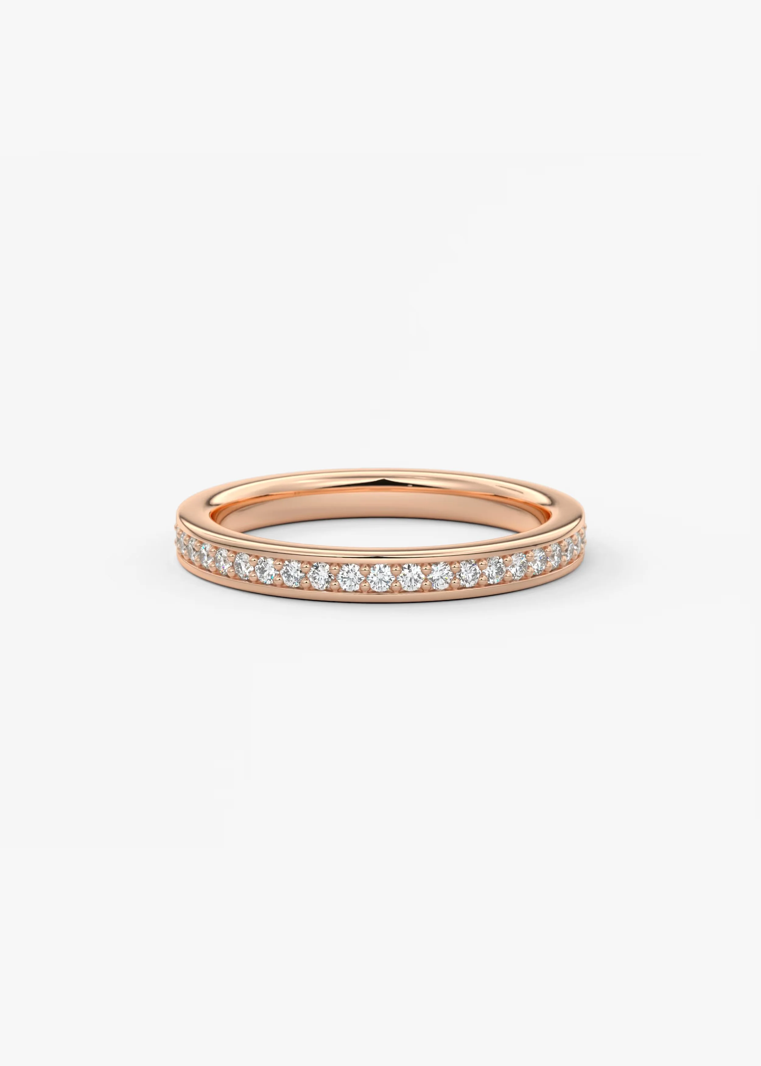 Goldene Ring mit weißen Diamanten auf weißem Hintergrund.
