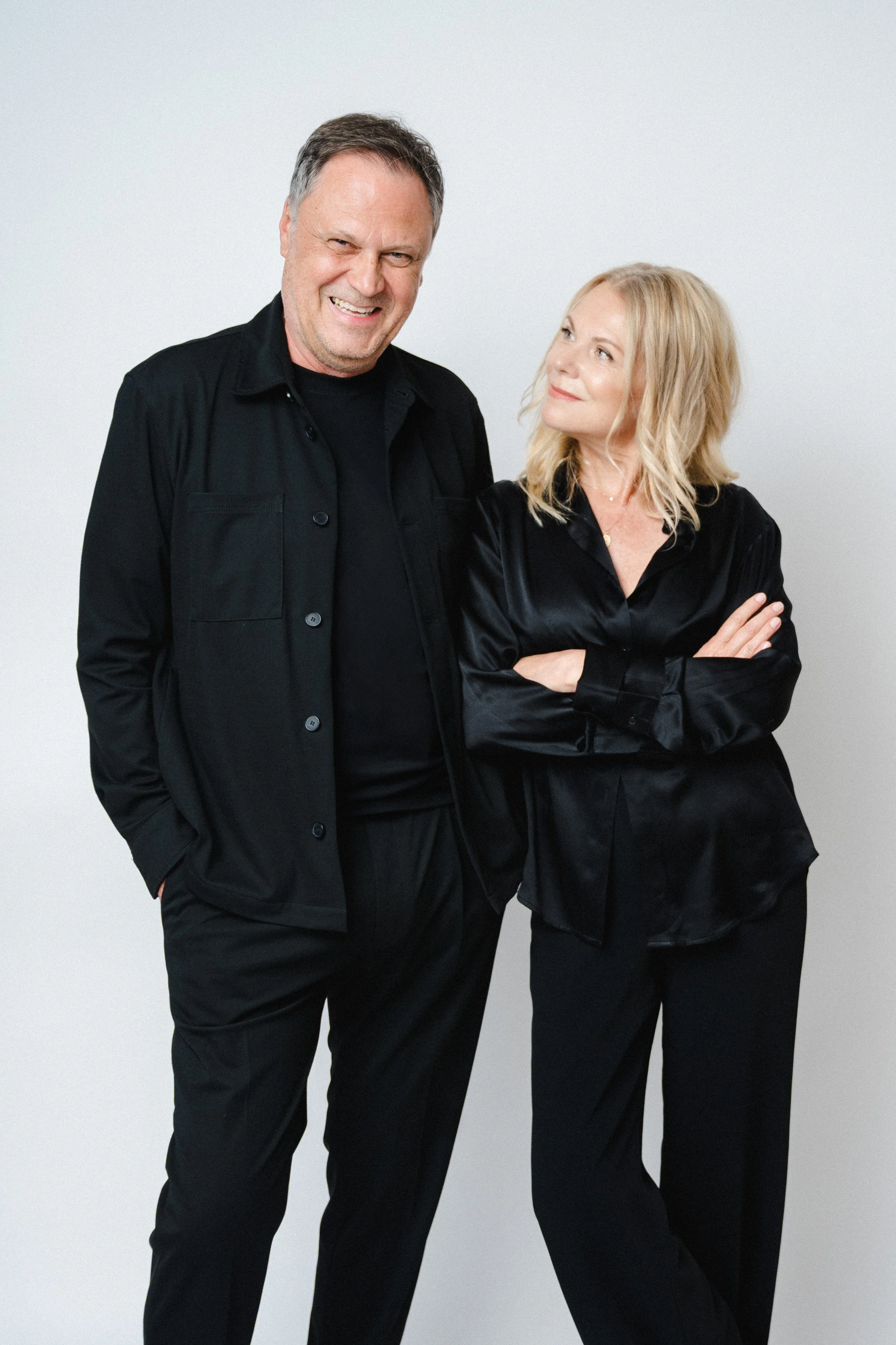 Peter Nowak und Petra, die Inhaber von Atelier Nowak, in schwarzer Kleidung