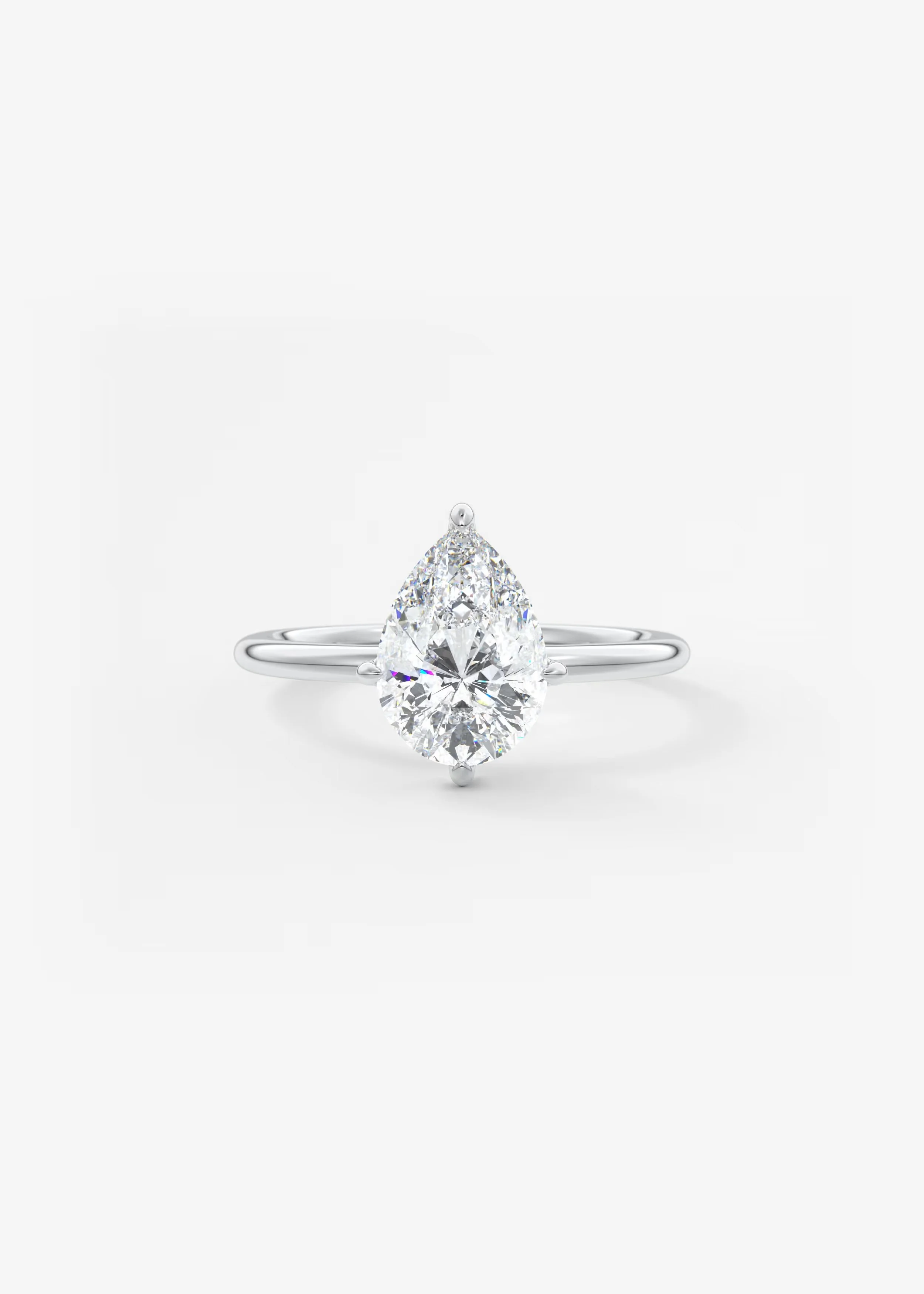 Ein eleganter Ring mit einem großen, hänfelförmigen Diamanten in einer edlen Fassung auf einem weißen Hintergrund.