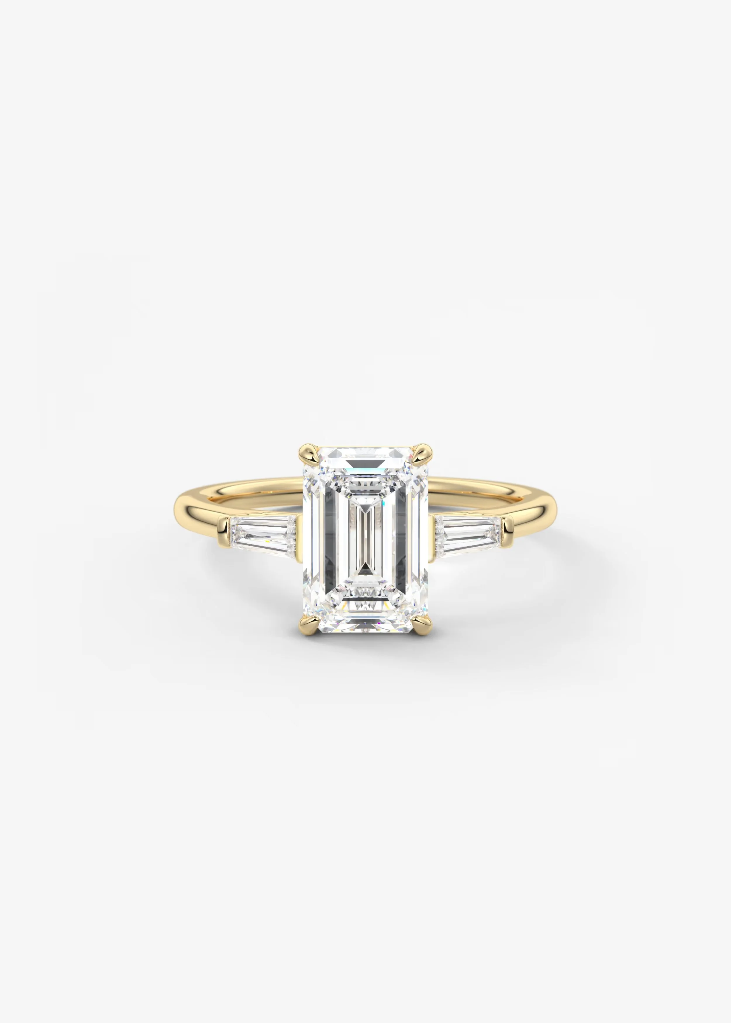 Verlobungsring mit großem zentralen Diamanten und kleineren Diamanten entlang des Rings, auf weißem Hintergrund.