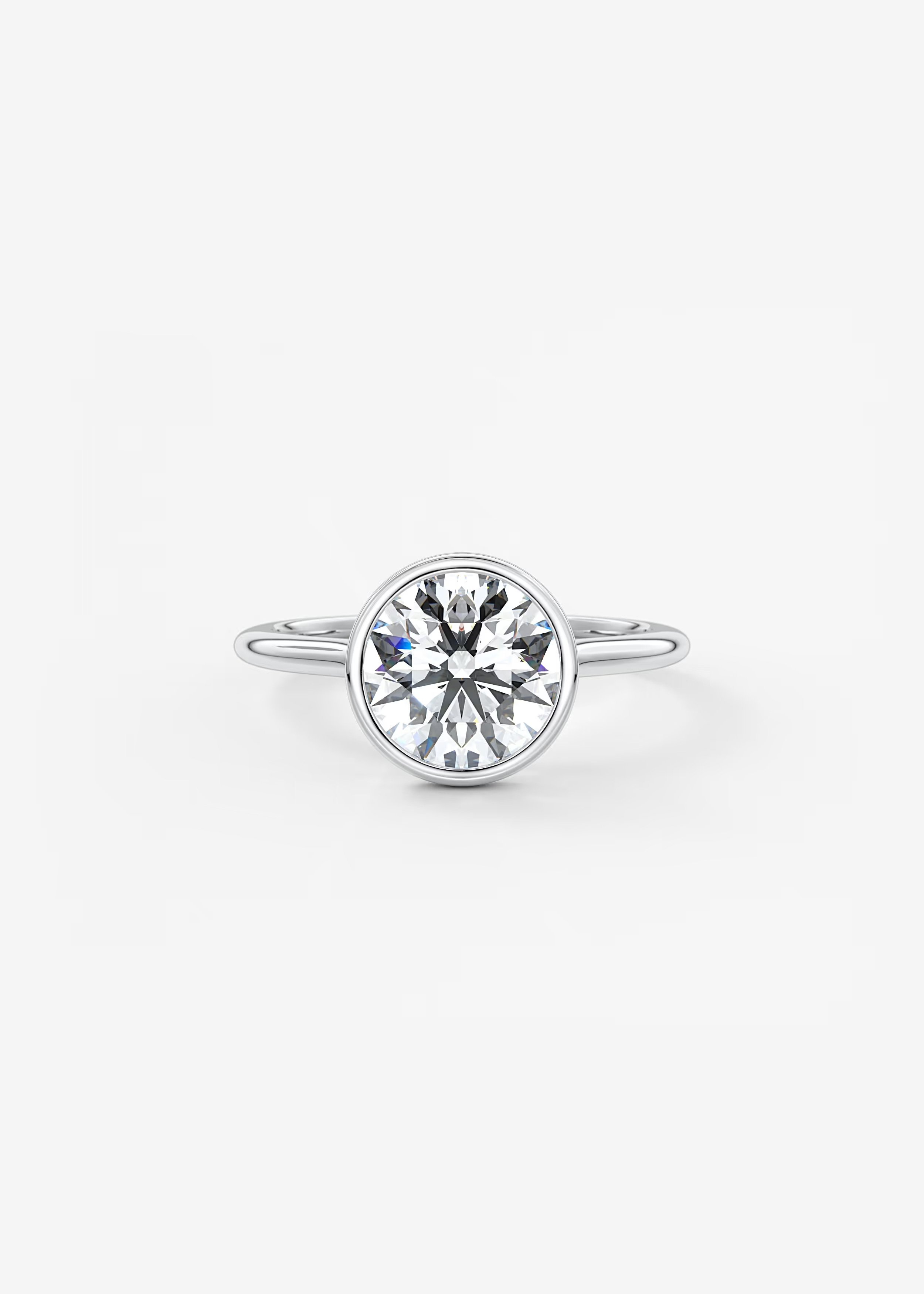 Ein eleganter Platinring mit großem runden Labor-Diamanten in der Mitte, vor einem weißen Hintergrund.