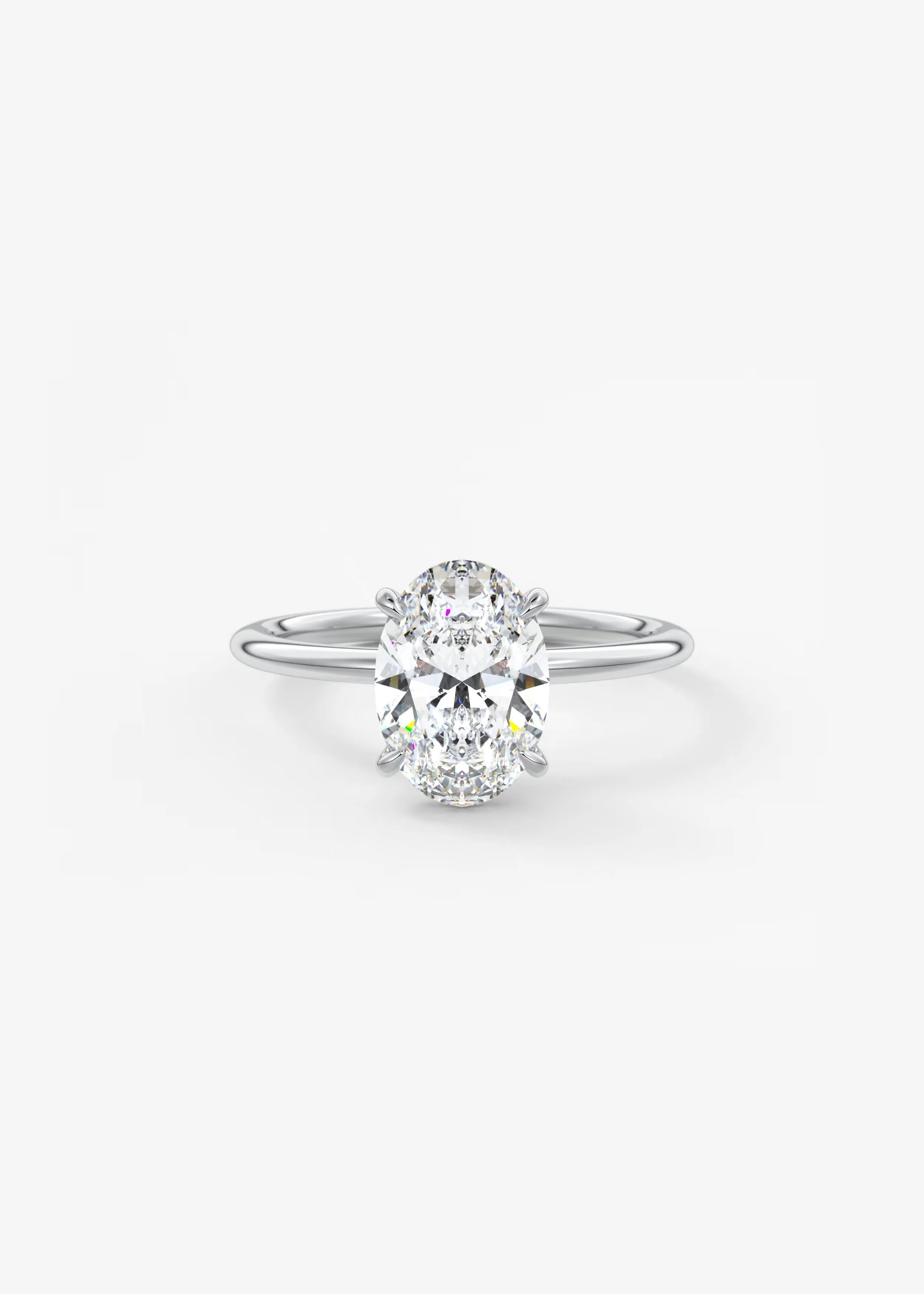 Ein eleganter Verlobungsring mit einem ovalen Diamanten in einer Platin- oder Weißgoldfassung.