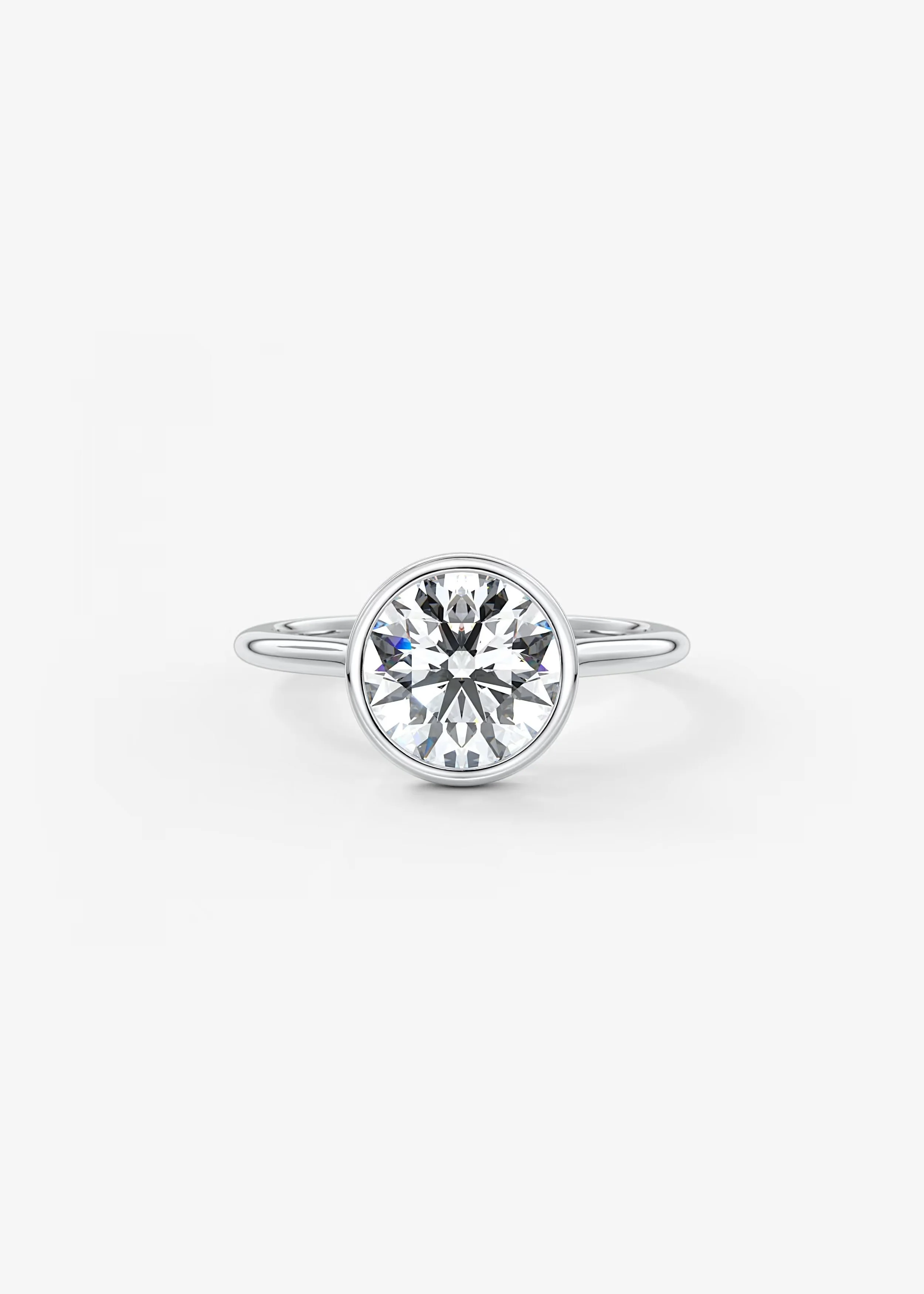 Ein silberner Ring mit einem großen runden Diamanten in der Mitte auf einem weißen Hintergrund.