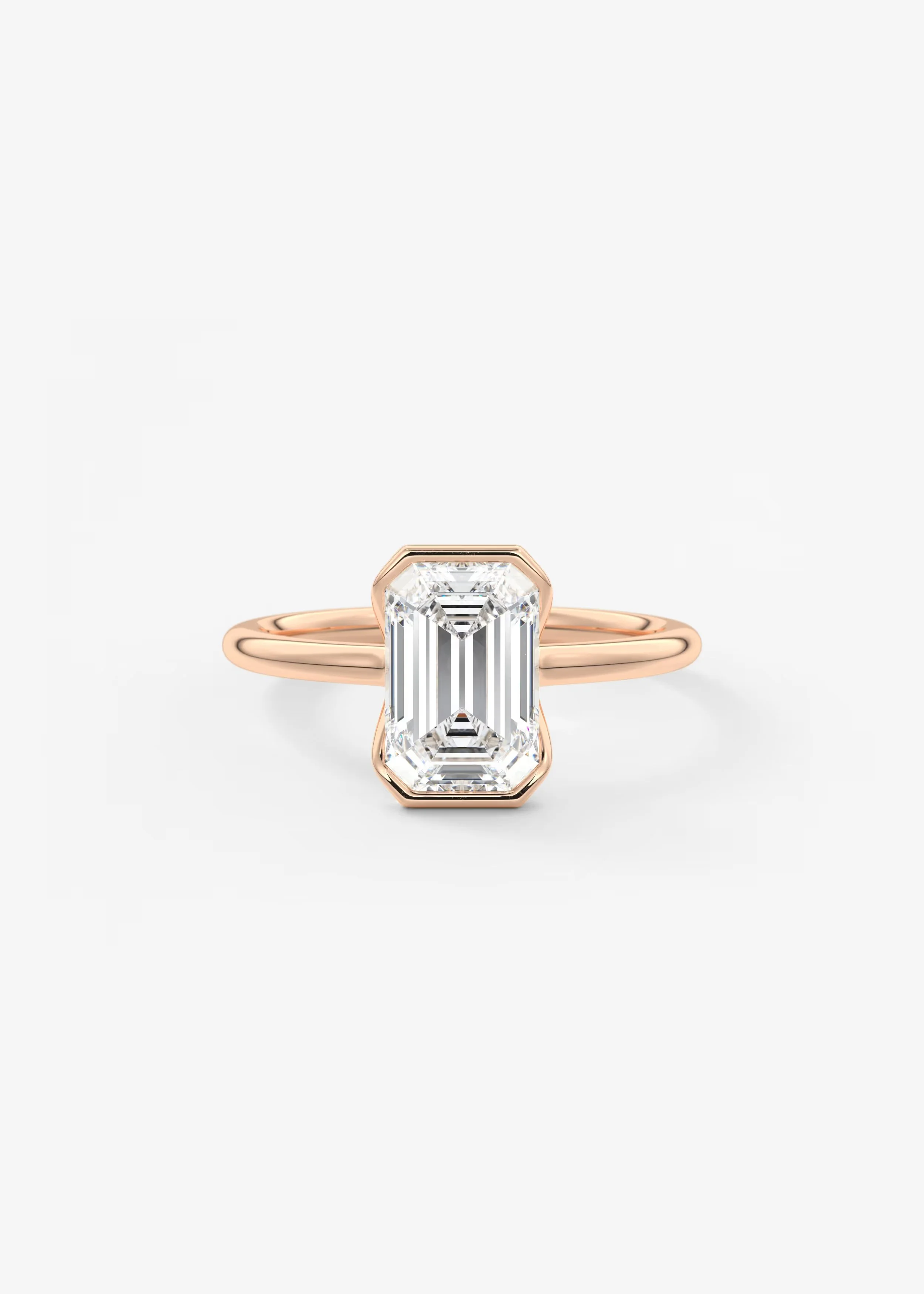 Ein Ring mit einem großen, rechteckigen Diamanten in einem roségoldenen Band, auf weißem Hintergrund.