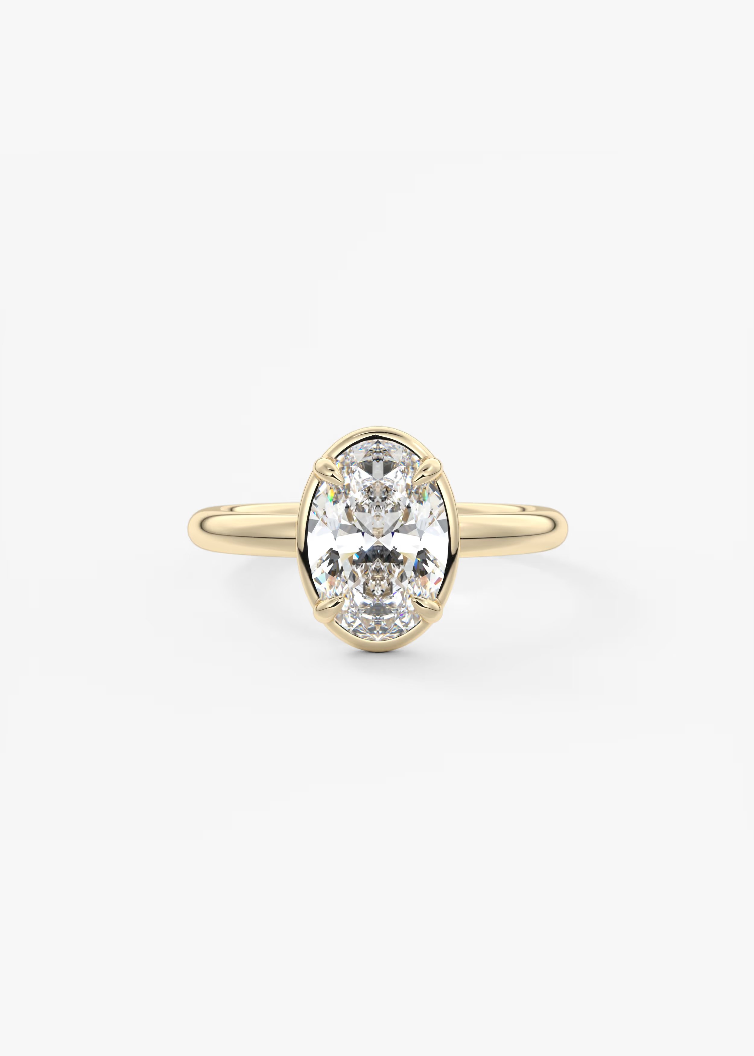 Goldring mit ovalem Diamanten und kleineren Diamanten im Ringkopf auf weißem Hintergrund