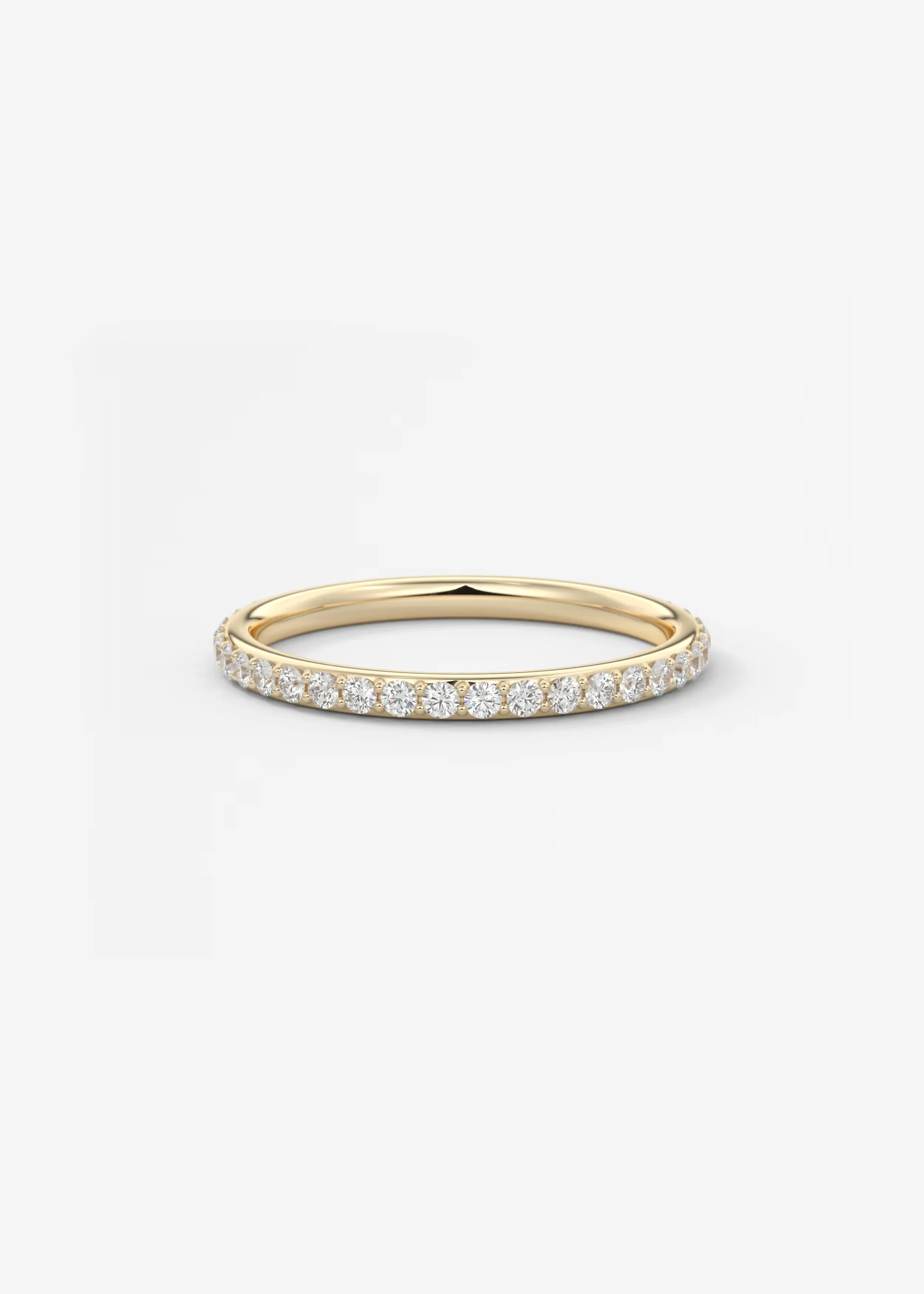 Ein goldener Ring mit einem durchgehenden Kreis von kleinen Diamanten, auf einem weißen Hintergrund