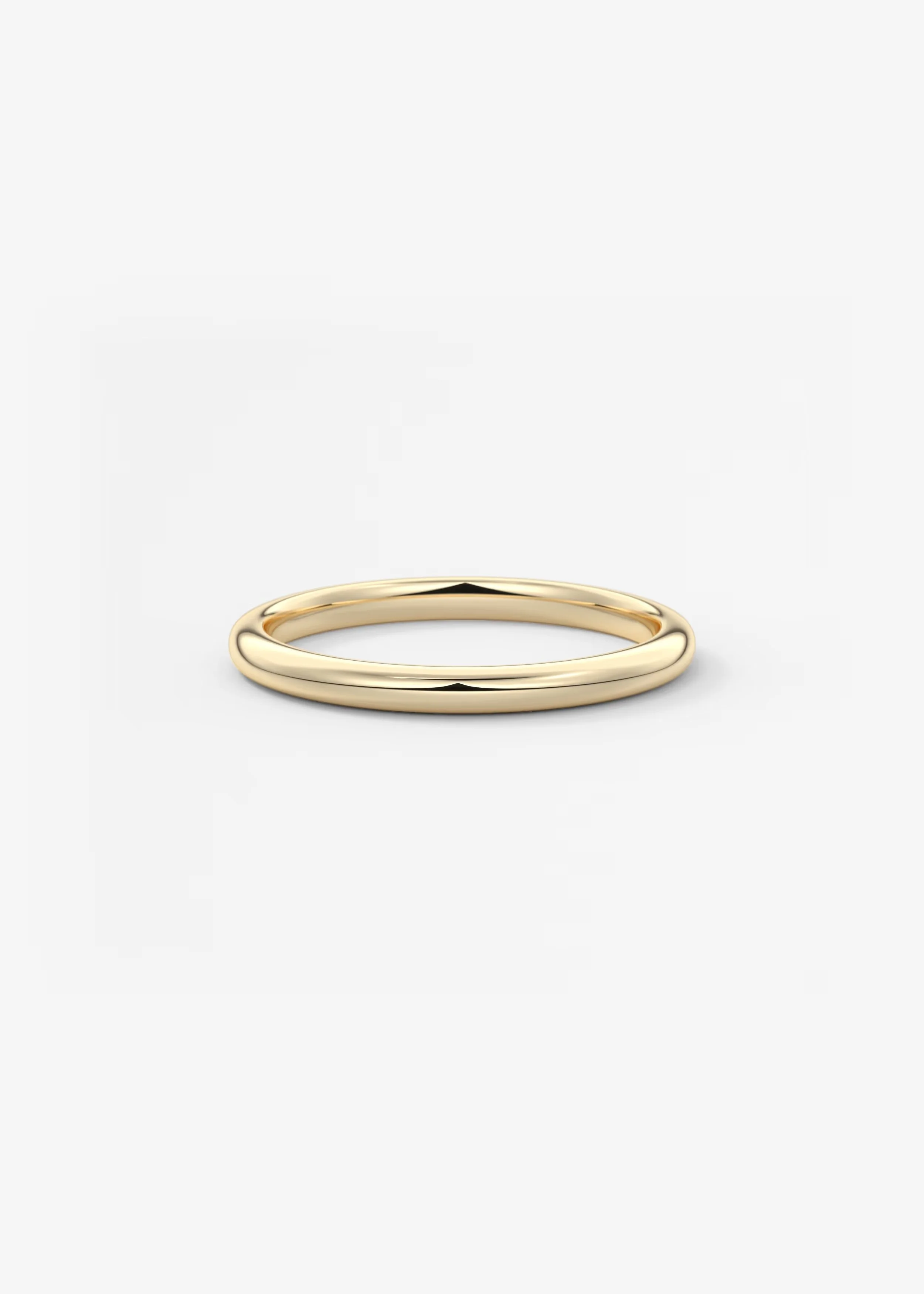 Ein schlichter goldener Ring vor einem weißen Hintergrund.