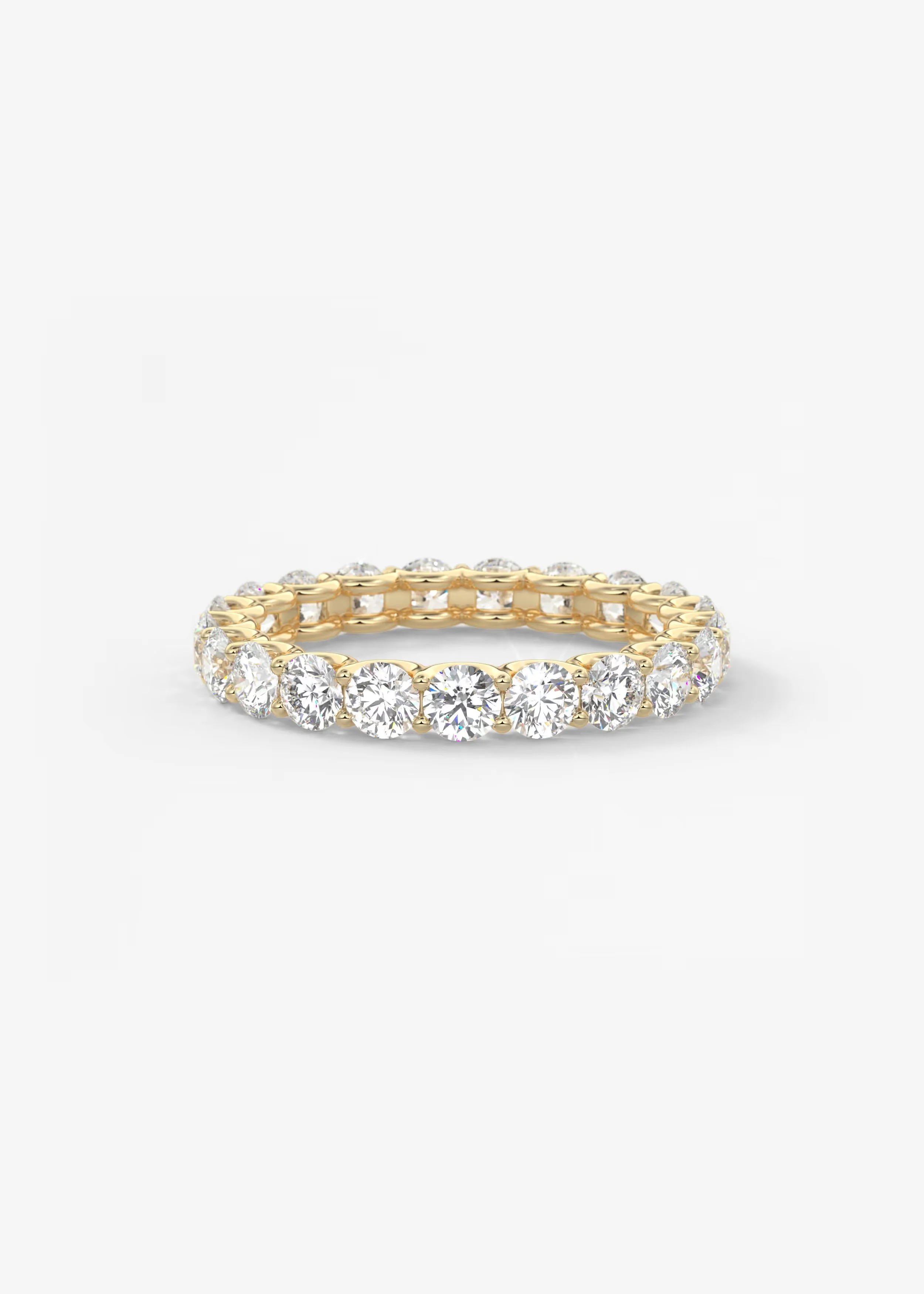 Eine goldene Perlenkette mit großen, klaren Diamanten vor einem weißen Hintergrund