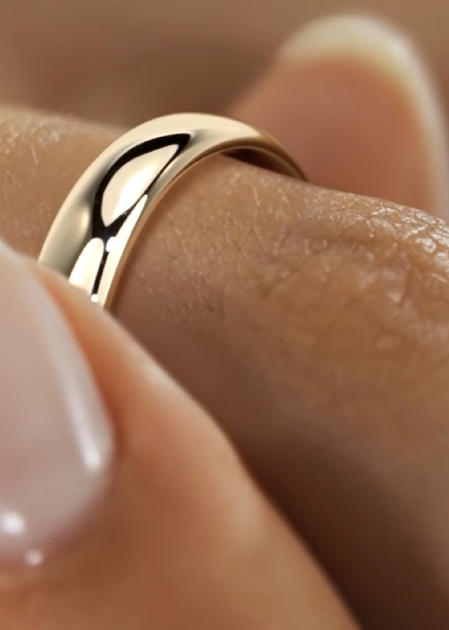 Nahaufnahme eines Fingers mit einem Ringen um den Finger, die Haut ist leicht trocken mit sichtbaren Linien.