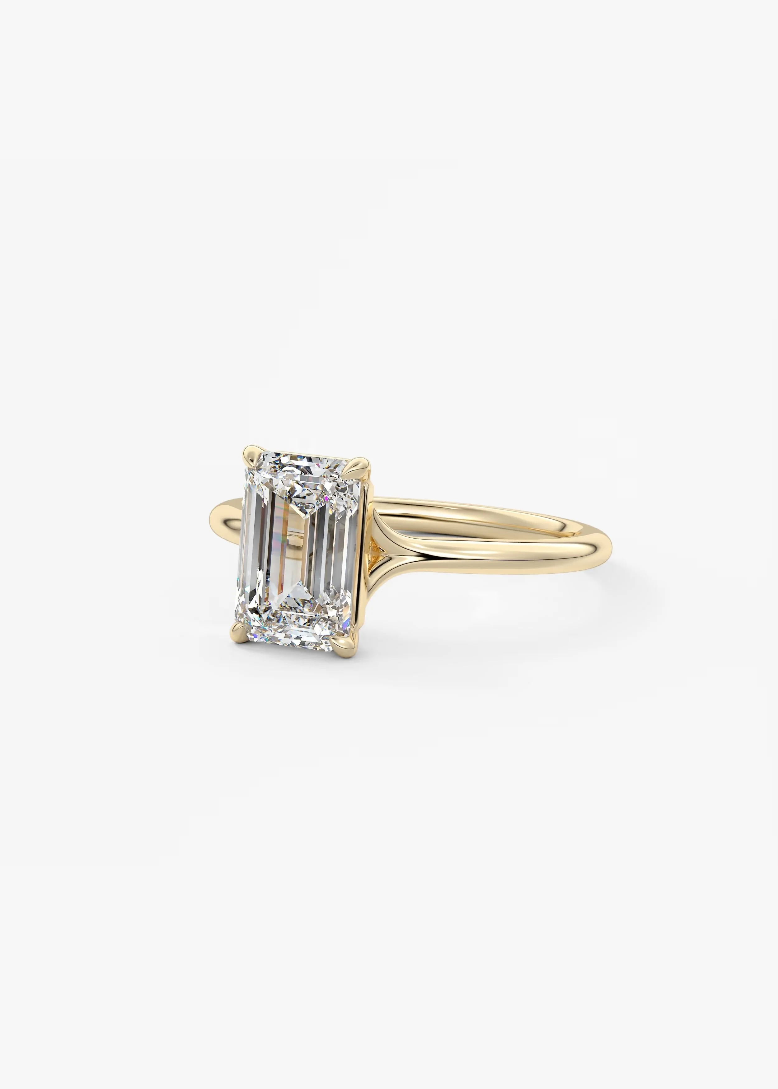 Ein goldener Verlobungsring mit einem großen rechteckigen Diamanten