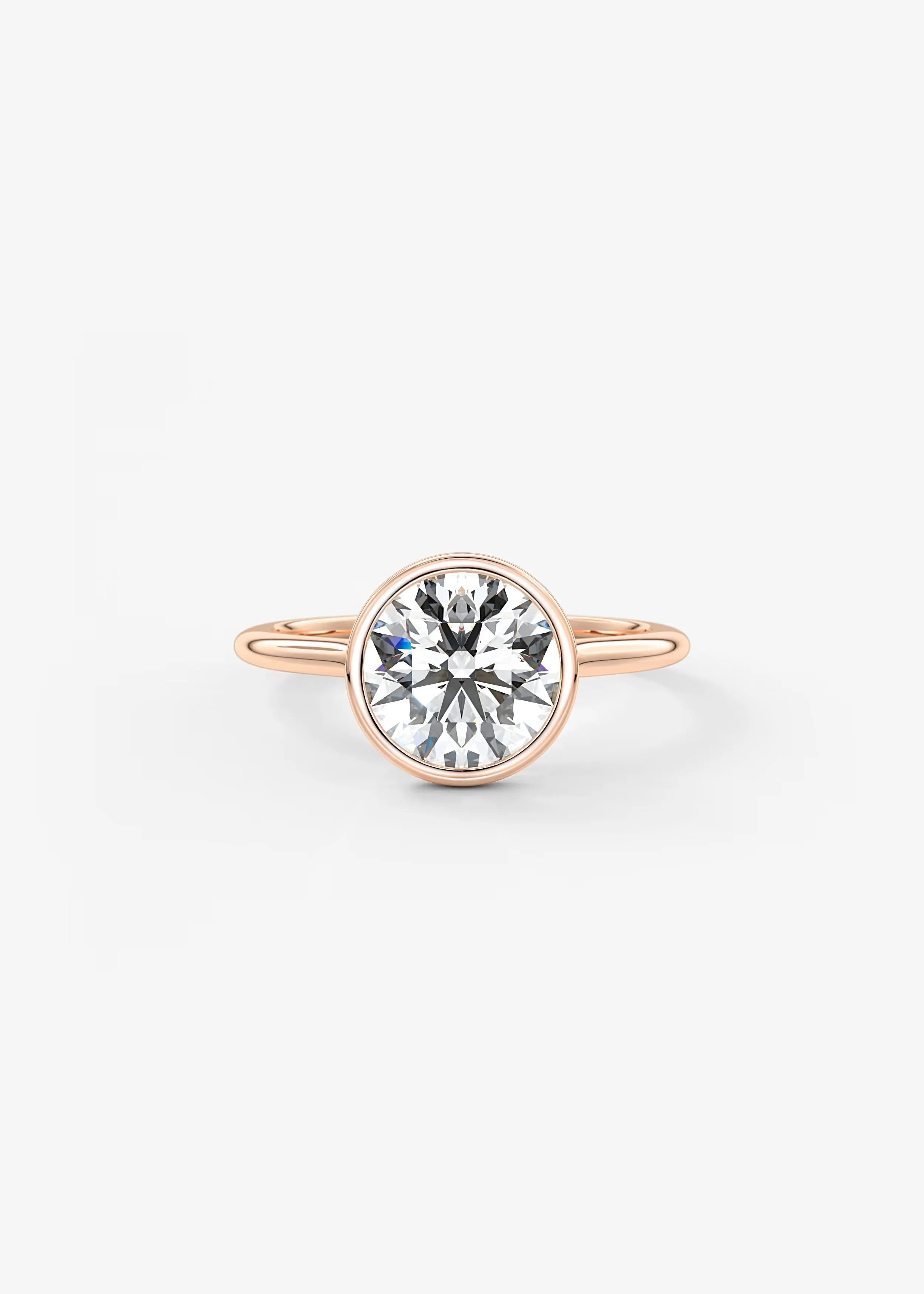 Verlobungsring mit großem zentralen Diamanten und kleineren Diamanten entlang des Rings, auf weißem Hintergrund.