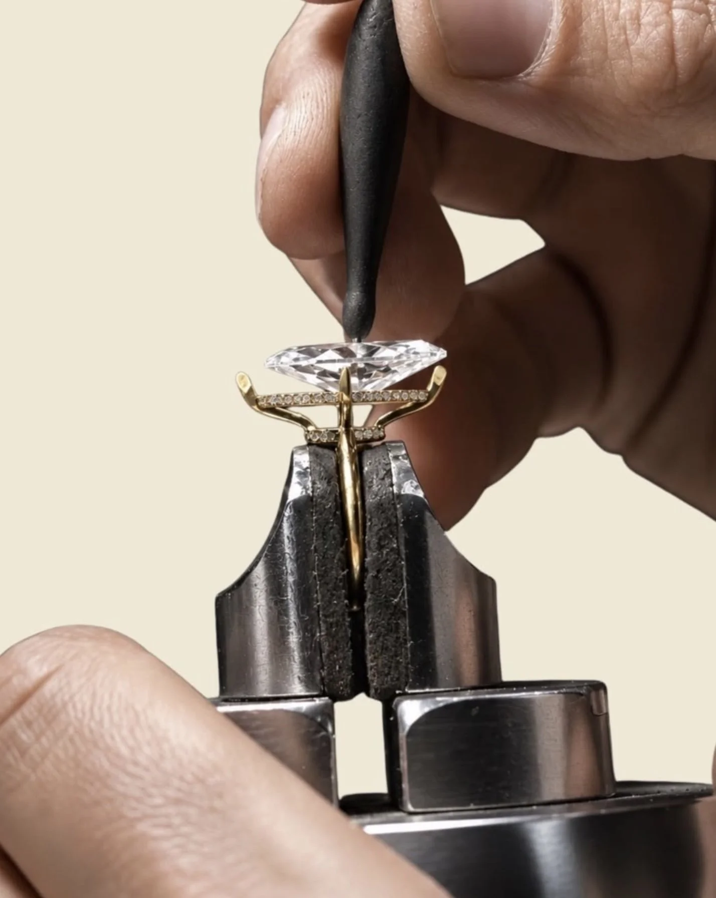 Feinarbeit an einem Diamantring – handwerkliche Fertigung im Atelier Nowak