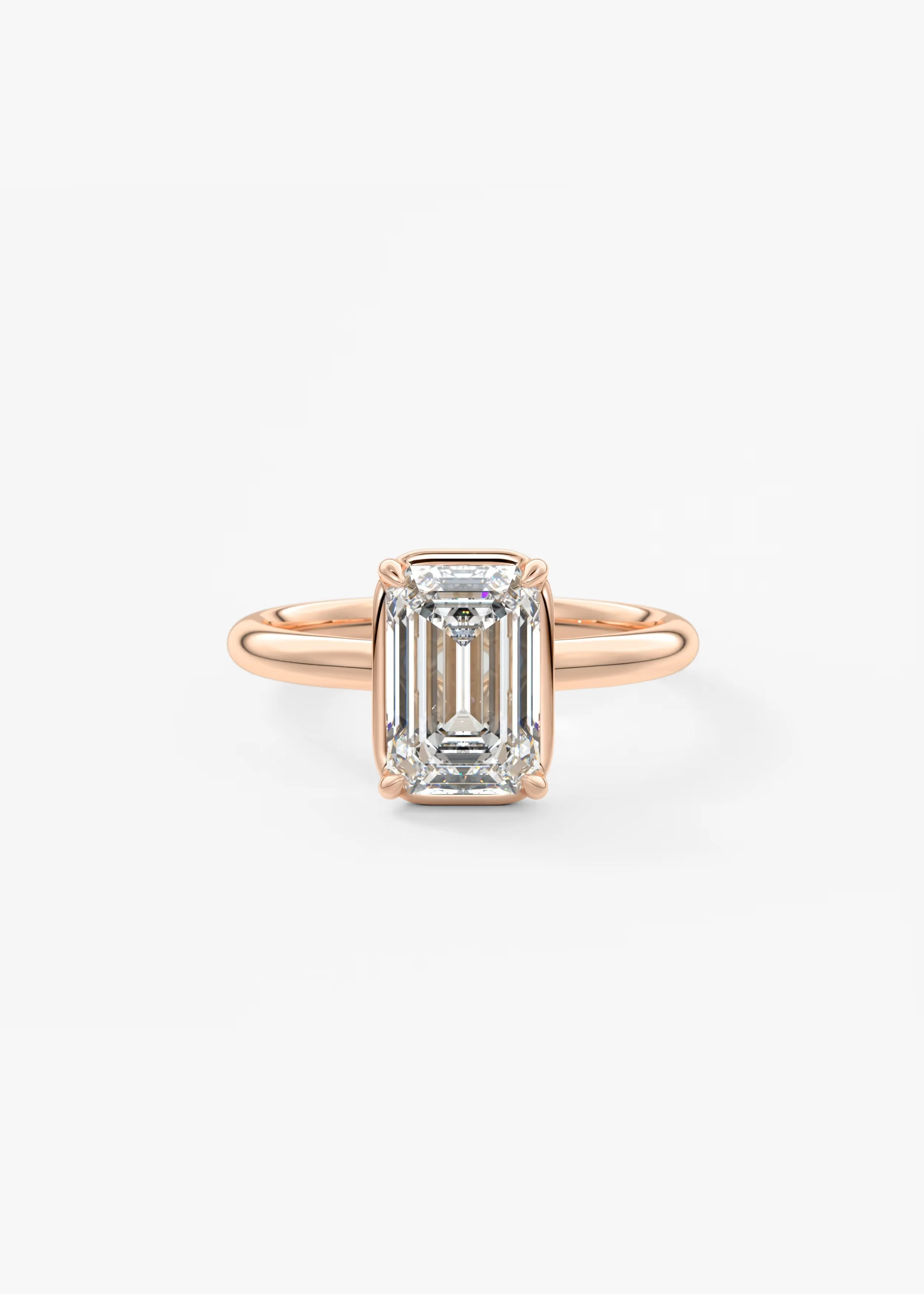 Ein Verlobungsring aus Roségold mit einem großen rechteckigen Diamanten.