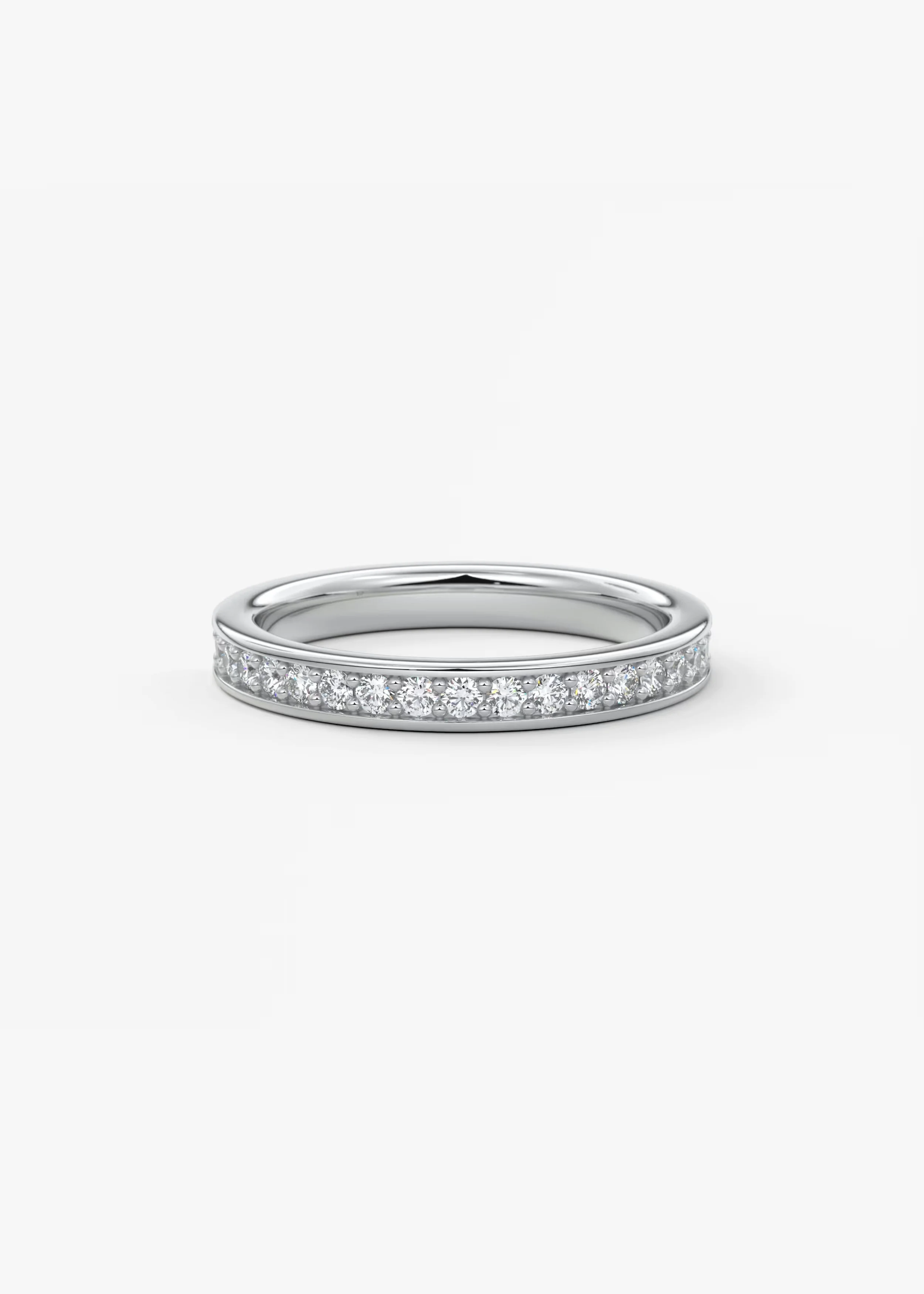 Ein eleganter Ringausschmuck mit vielen kleinen Diamanten, in der Mitte ein einzelner großer Diamant, auf weißem Hintergrund.