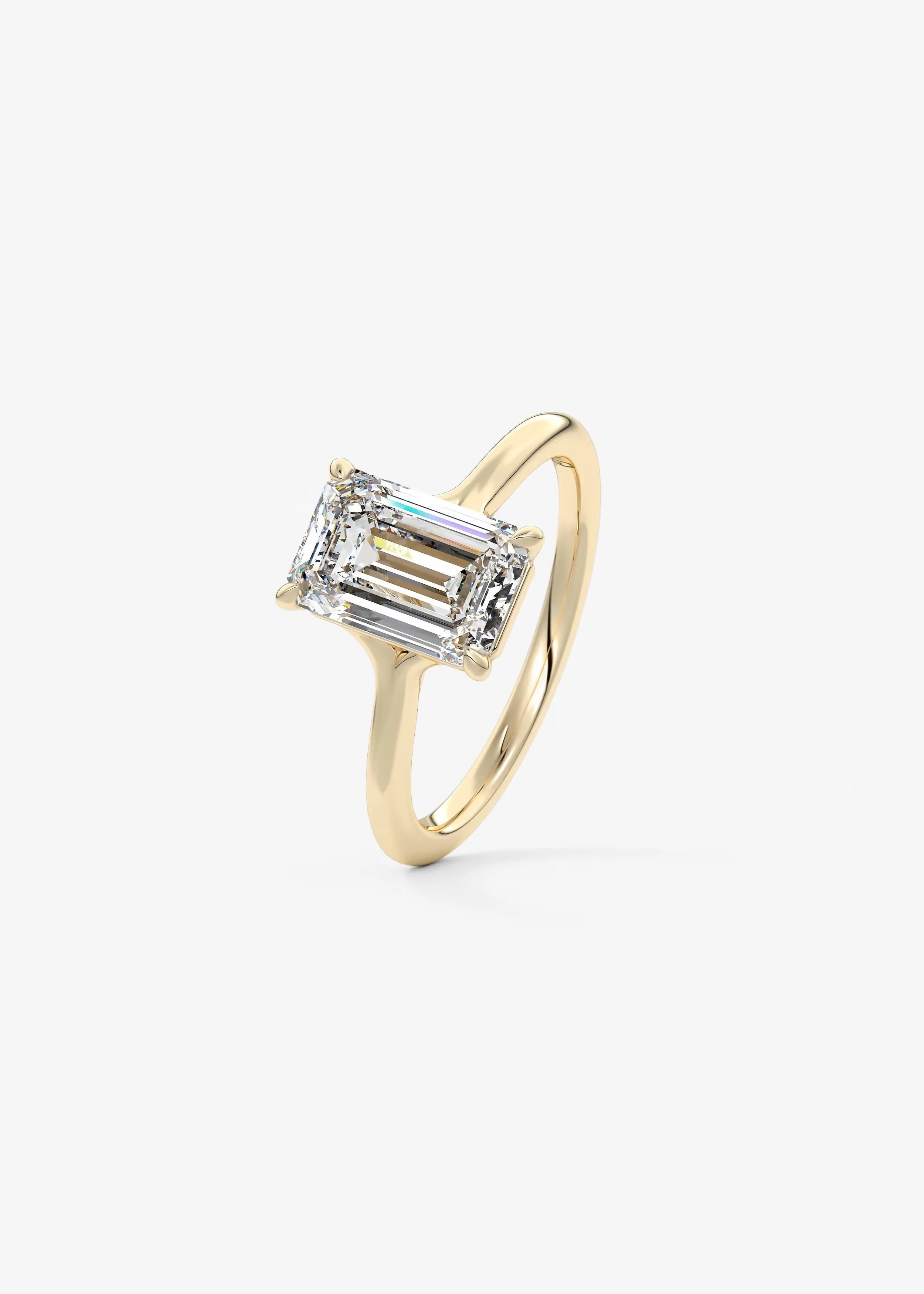 Goldring mit einem großen transparenten Diamanten im Prinz-Diamanten-Schliff in quadratischer Form.